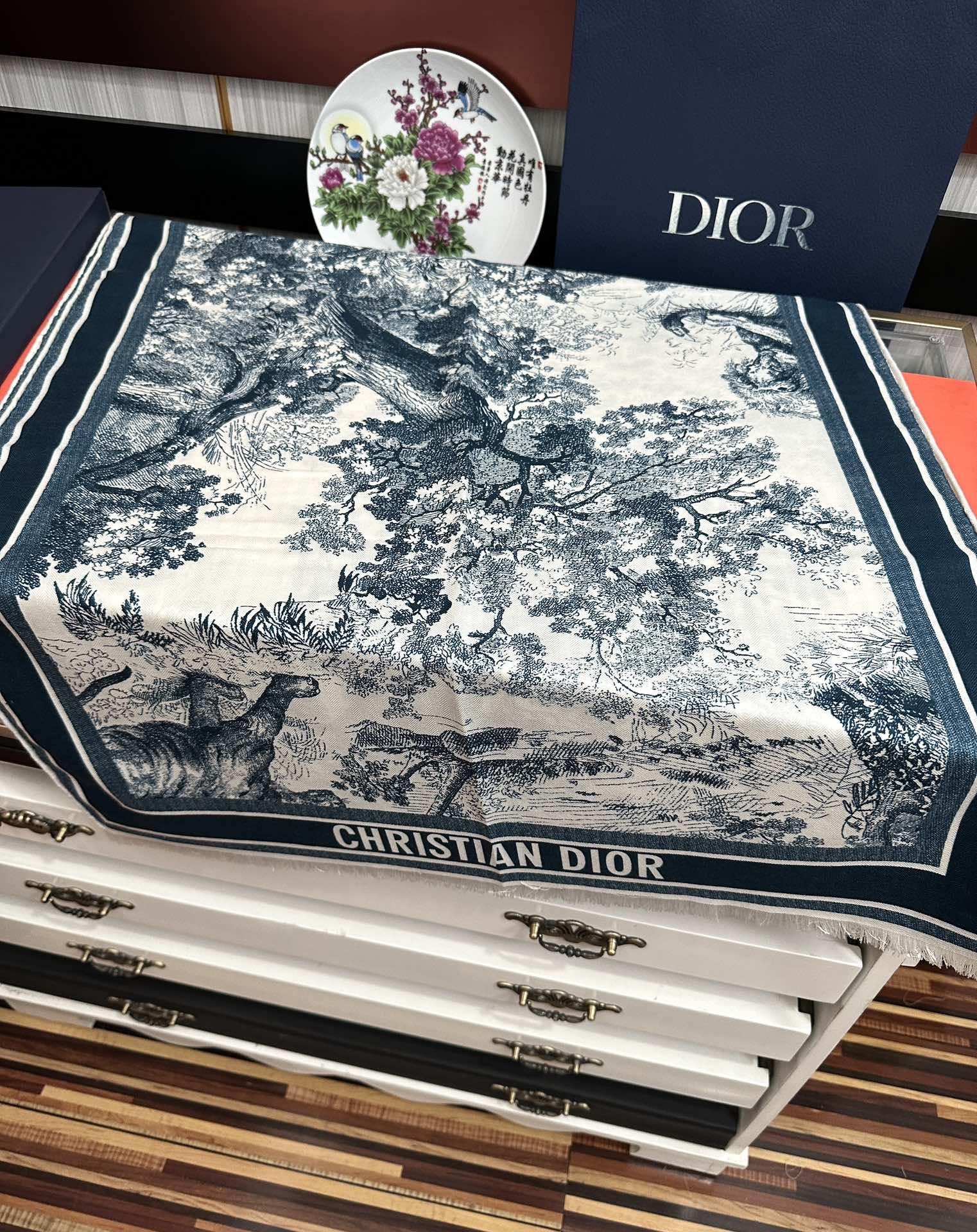 新款迪奥。2010双面同色【动物丛林】太美了[吃瓜]下手一定要快[嘴唇]四季都可以用[勾引]真心美的让人