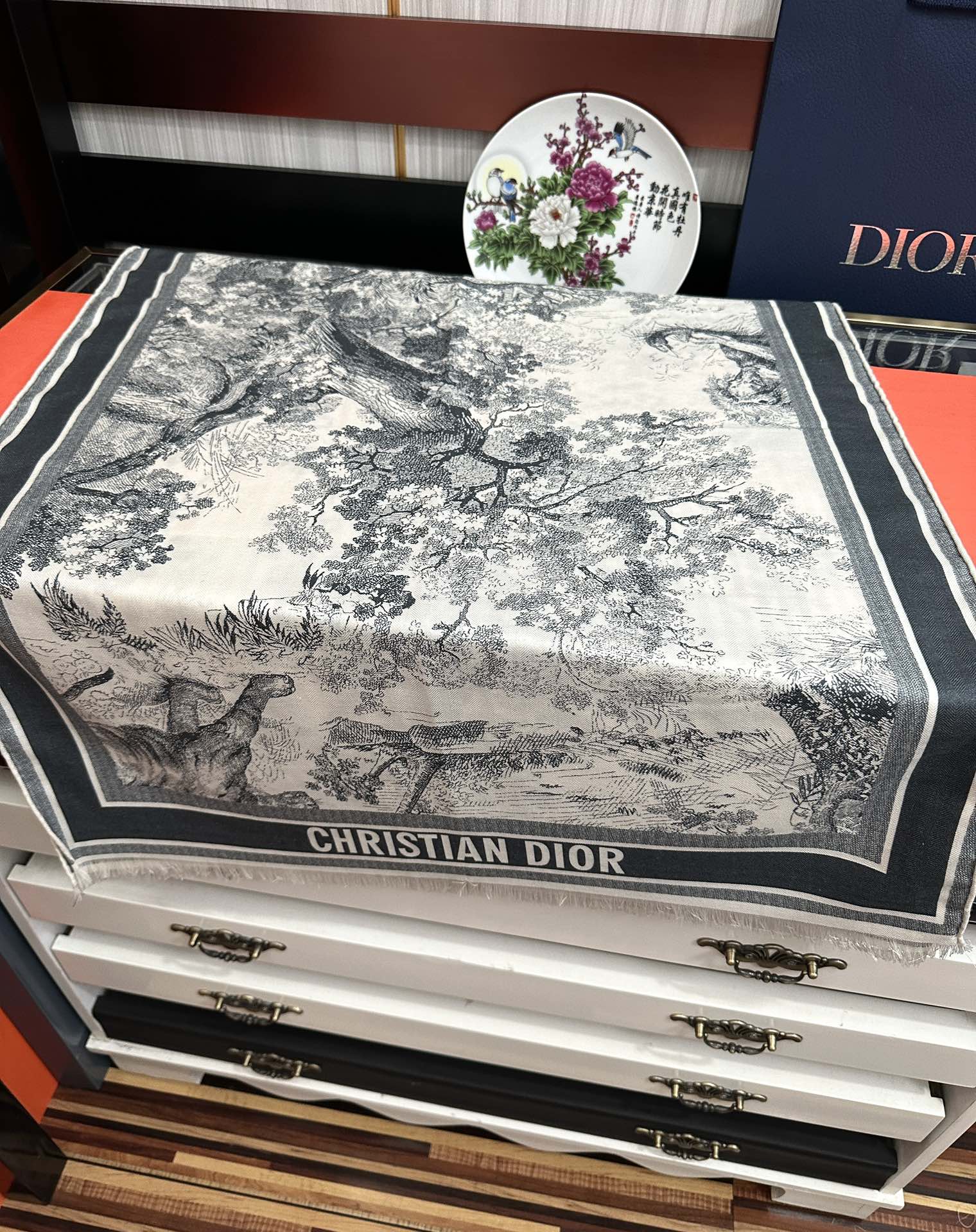 新款迪奥。2010双面同色【动物丛林】太美了[吃瓜]下手一定要快[嘴唇]四季都可以用[勾引]真心美的让人