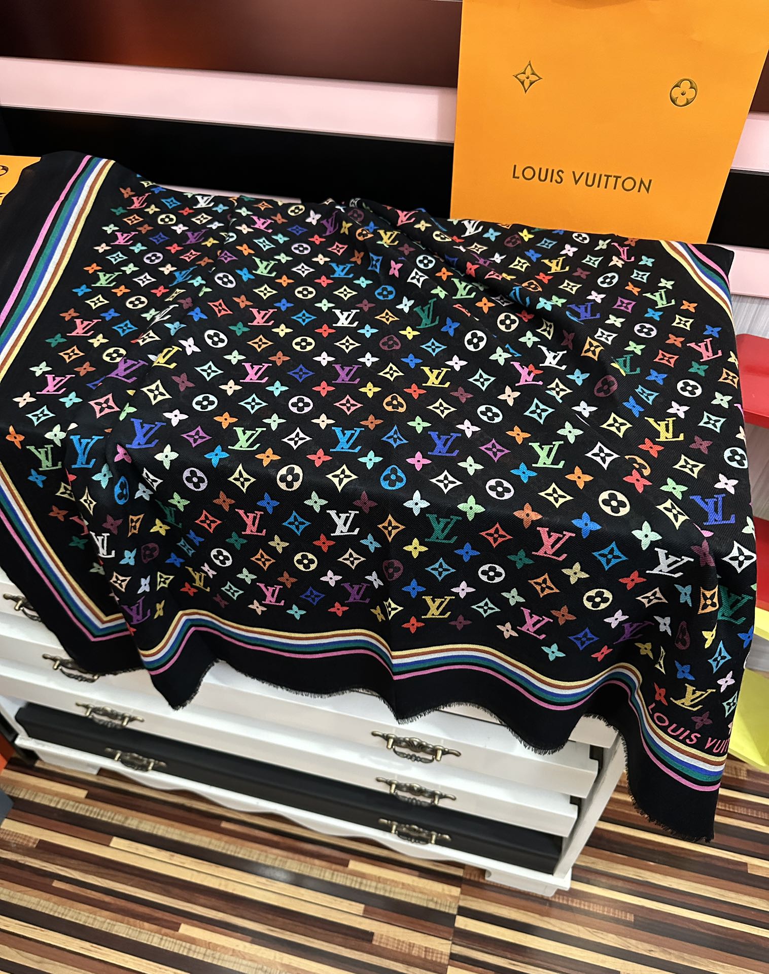 。上新 L 家 2025最新款[得意]真心赞👍【戒指绒长巾】😘💍实物真心美 🎀披肩配以印花💓💃🏻无论设计