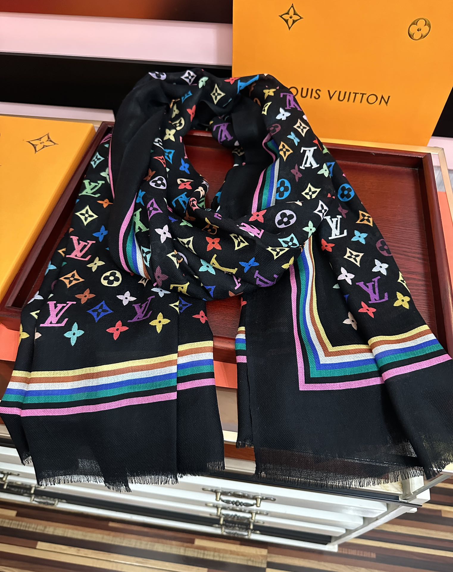 。上新 L 家 2025最新款[得意]真心赞👍【戒指绒长巾】😘💍实物真心美 🎀披肩配以印花💓💃🏻无论设计