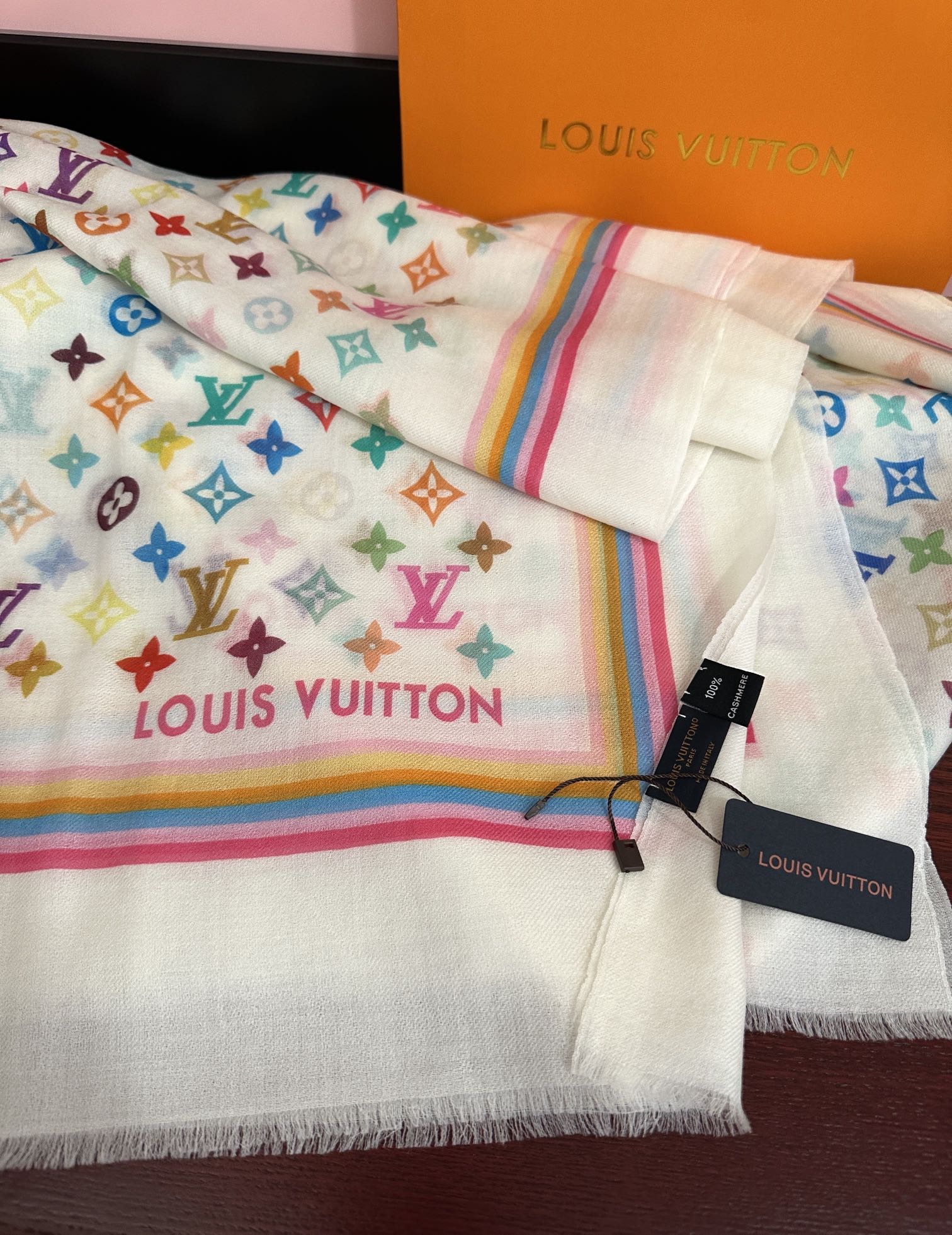 200💰上新 L 家 2025最新款[得意]真心赞👍【戒指绒长巾】😘💍实物真心美 🎀披肩配以印花💓💃🏻无论设计喷绘都是非常到位☀️细节都可见🌟整个围巾给人气场的同时又非常精致高端💟VIP推荐⚡️绝对值得入手💟尺寸：100x200cm，材质：羊绒，2⃣️色