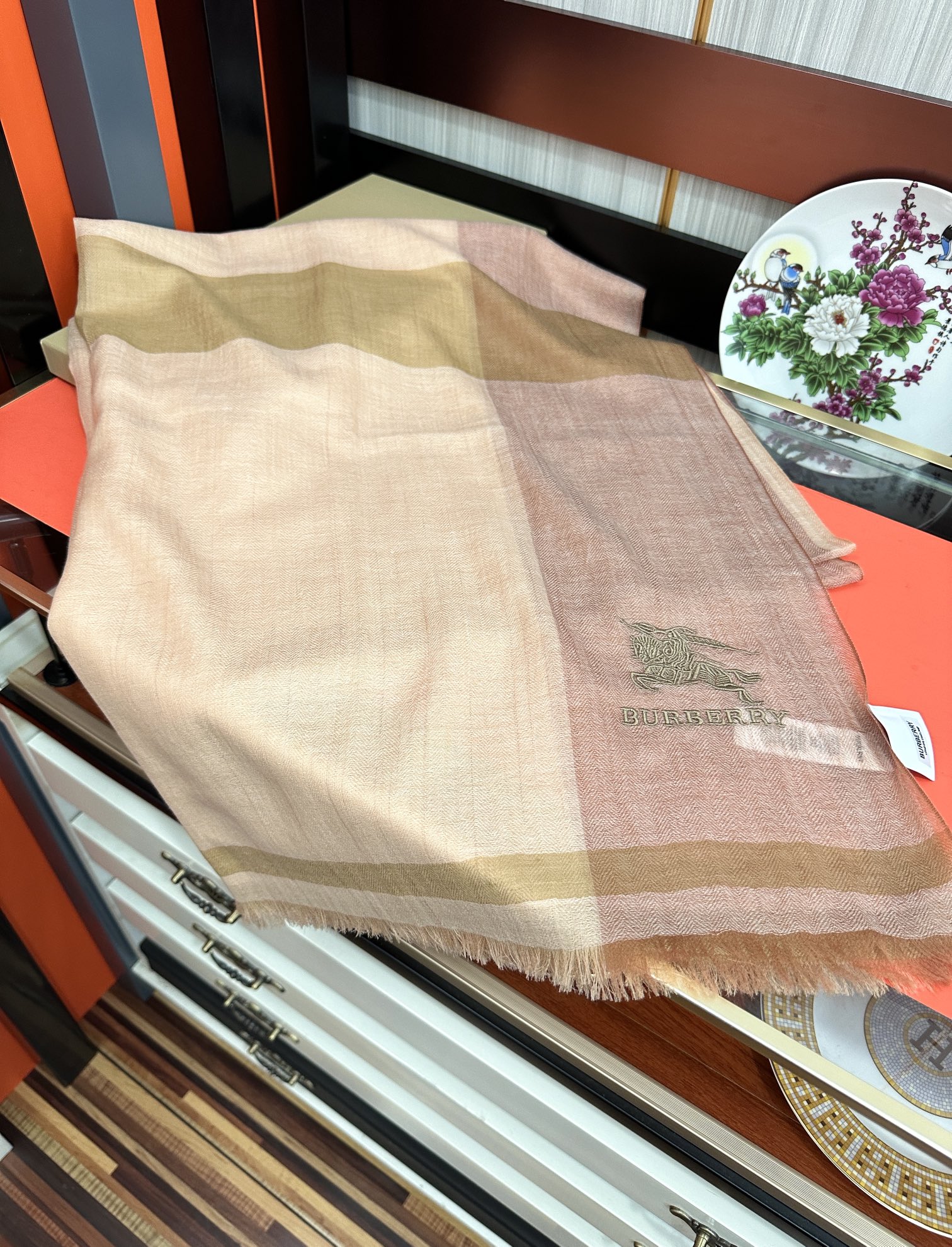 上新。2010 巴宝莉👍重磅推荐🎀太美了👓火爆N年的格子，人人都喜欢💕时潮人都有好几条巴家围巾放在衣橱，