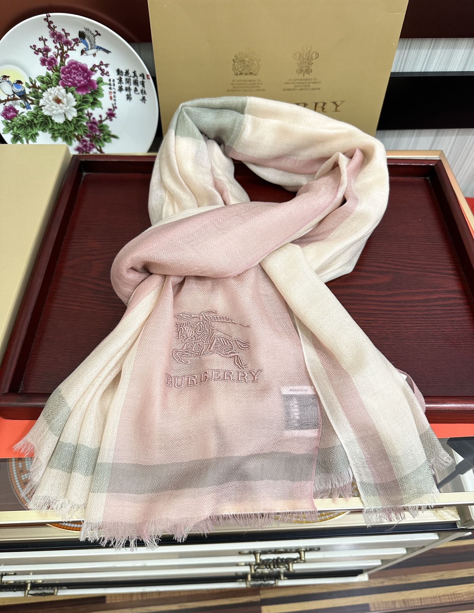 上新。2010 巴宝莉👍重磅推荐🎀太美了👓火爆N年的格子，人人都喜欢💕时潮人都有好几条巴家围巾放在衣橱，