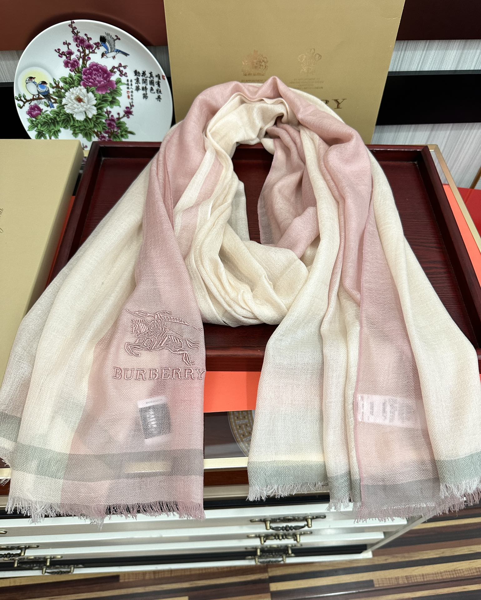 上新。2010 巴宝莉👍重磅推荐🎀太美了👓火爆N年的格子，人人都喜欢💕时潮人都有好几条巴家围巾放在衣橱，