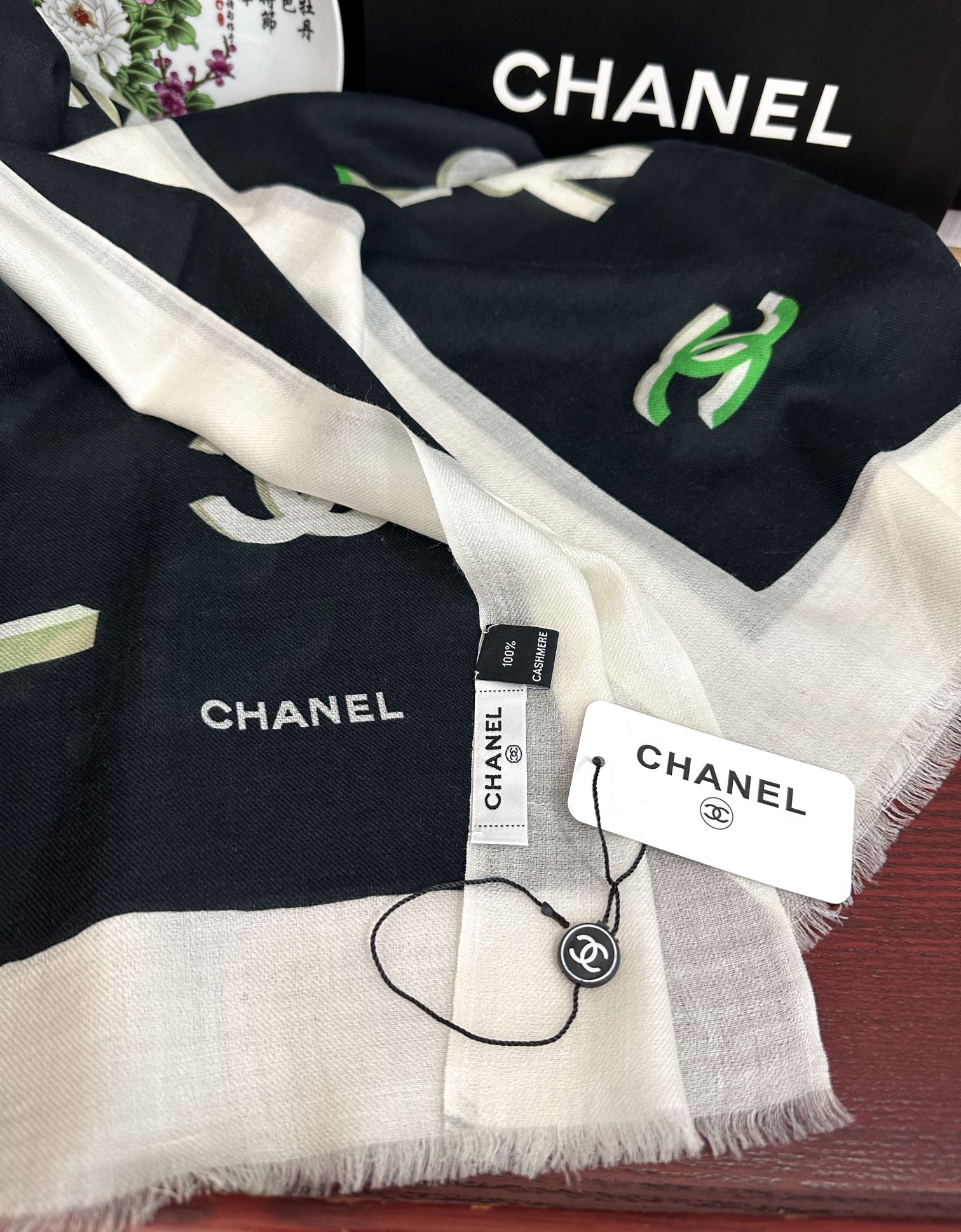 。上新 小香2025 最新款、太美到心动😘【香家双c系列300支羊绒长巾】实物真心美 🎀披肩配以印花💓无