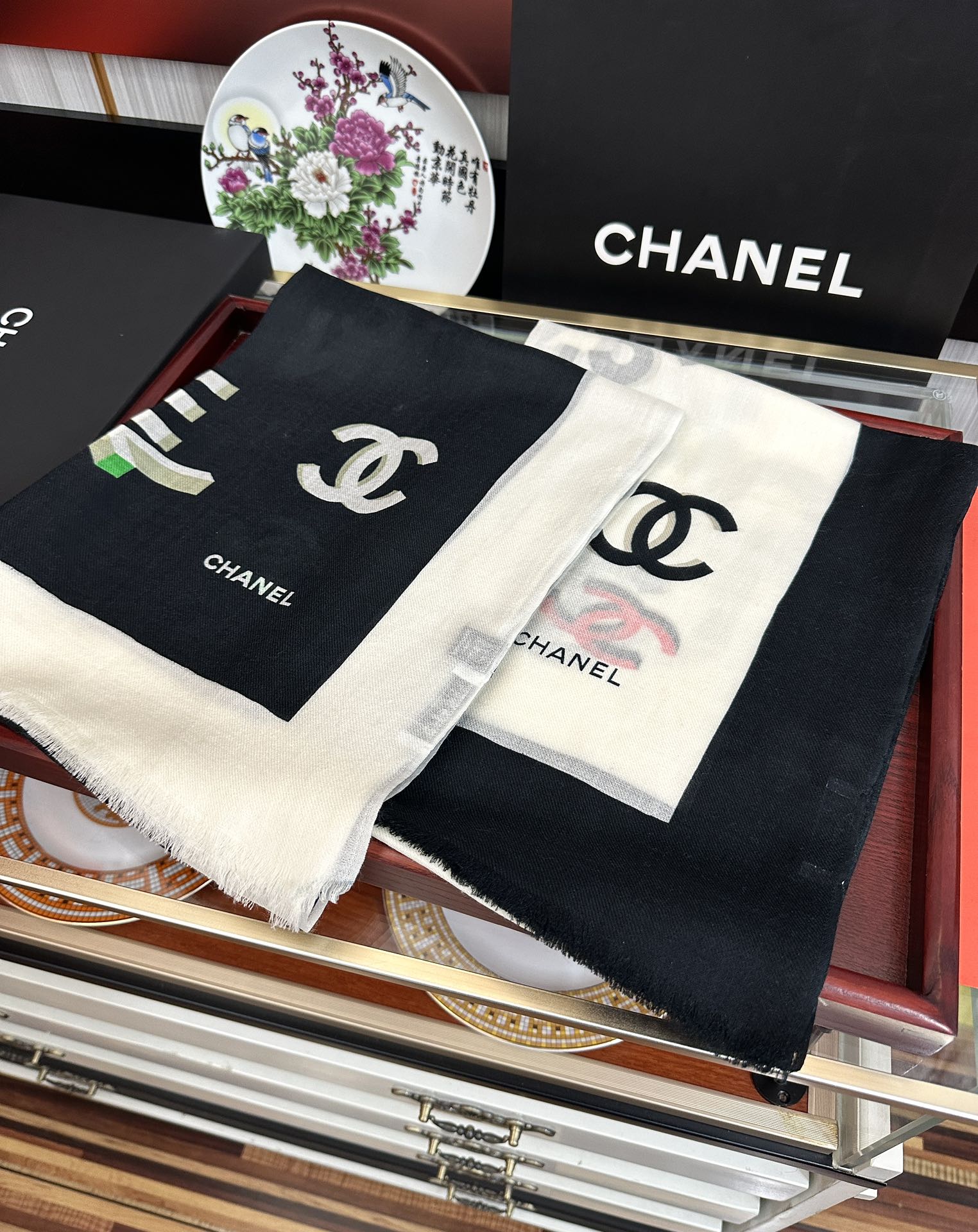 。上新 小香2025 最新款、太美到心动😘【香家双c系列300支羊绒长巾】实物真心美 🎀披肩配以印花💓无