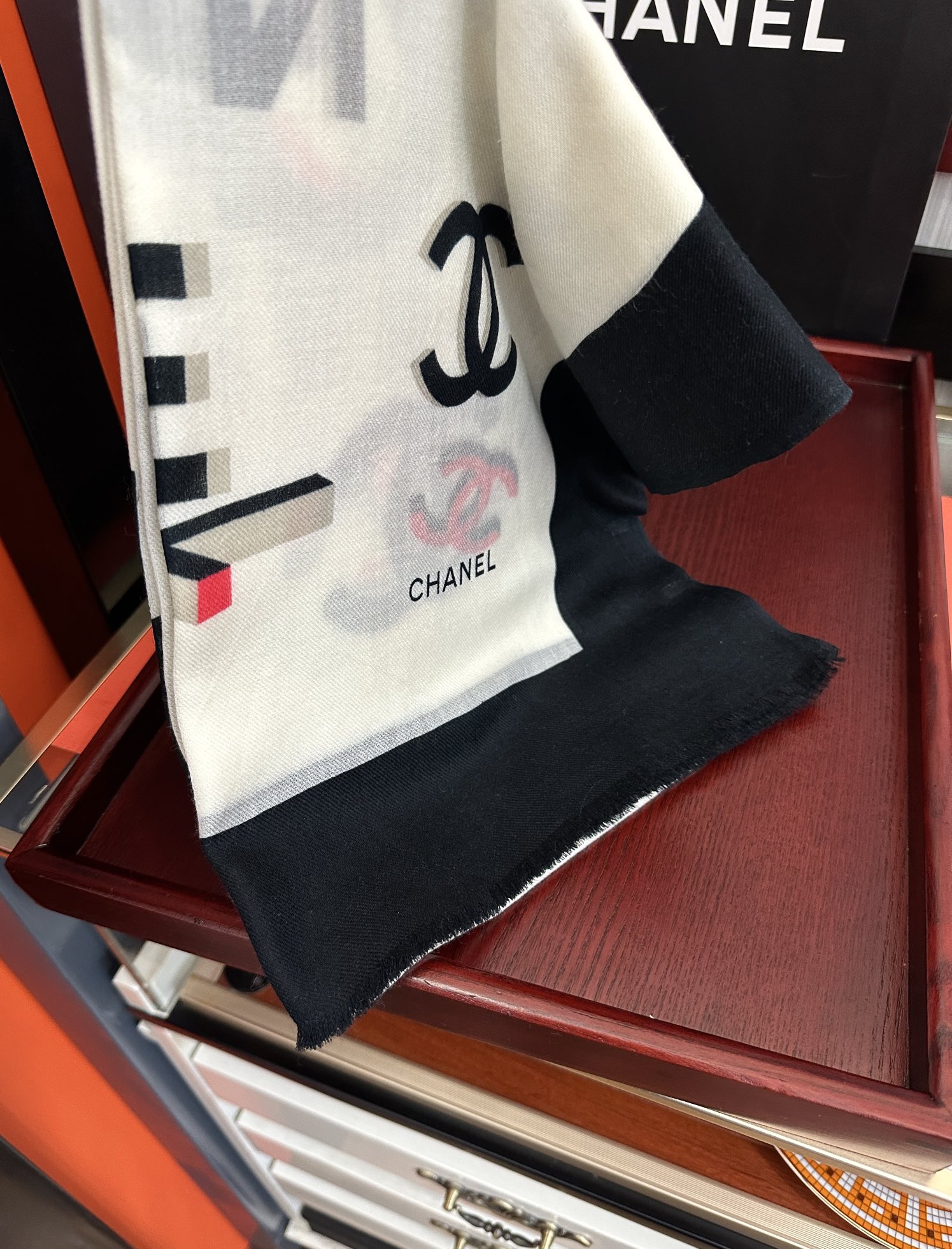 。上新 小香2025 最新款、太美到心动😘【香家双c系列300支羊绒长巾】实物真心美 🎀披肩配以印花💓无