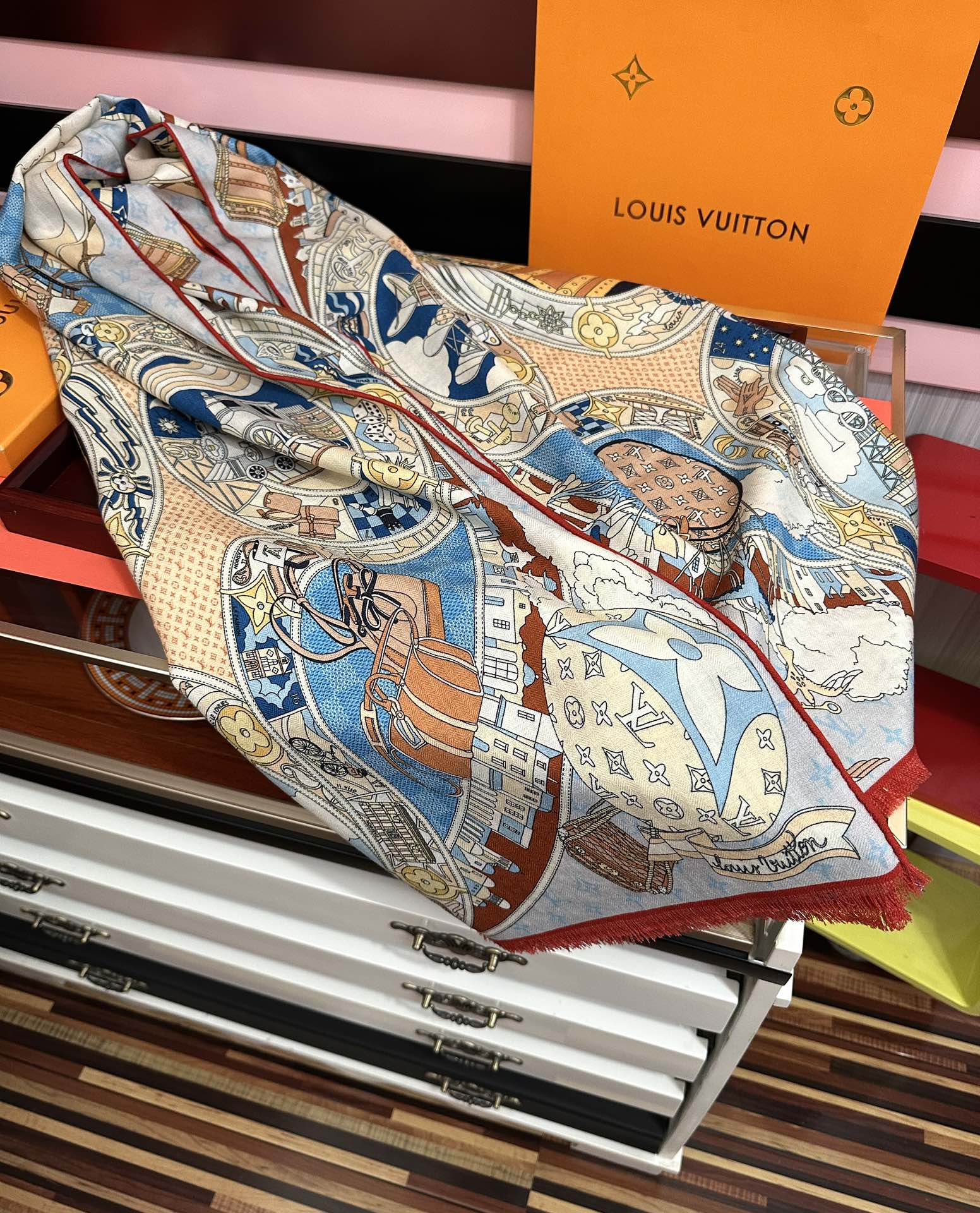 。 新款LV。高品质 【双面同色】女生必备款[得意]随便怎么围都好看[色]大气时尚 太美了[吃瓜]下手一