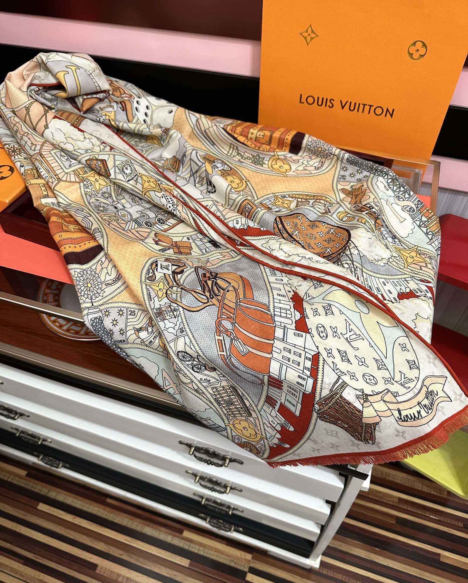 。 新款LV。高品质 【双面同色】女生必备款[得意]随便怎么围都好看[色]大气时尚 太美了[吃瓜]下手一