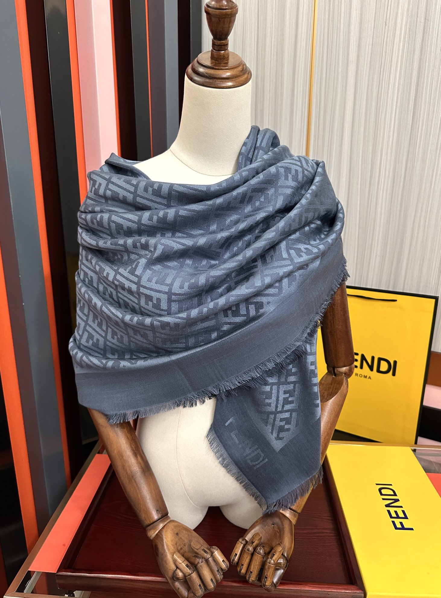 。新款 芬迪 ZG同步2025最新款 重磅推荐F字母标志，太美了[得意]，永不过时，好货不怕晚，经典款F