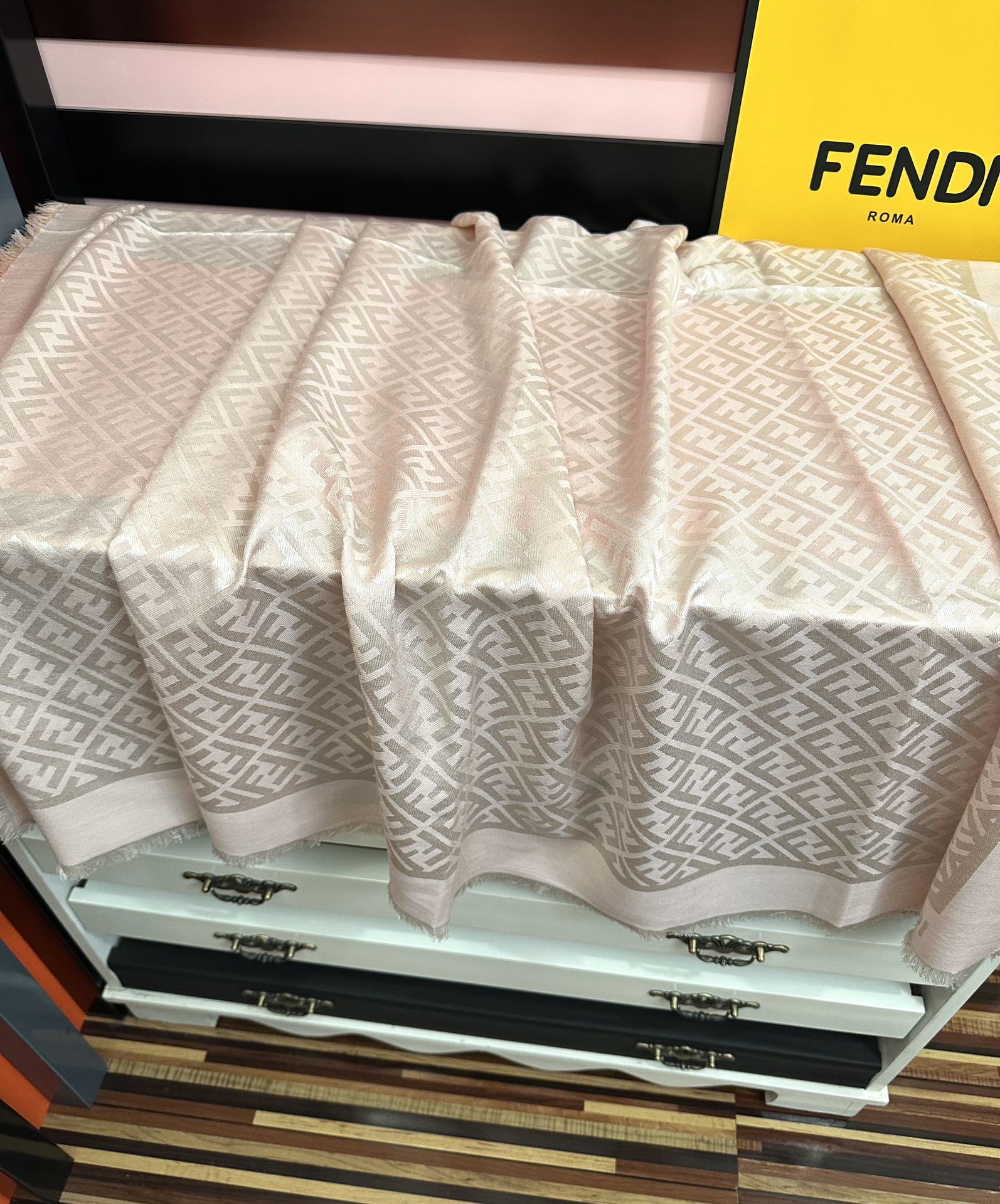 。新款 芬迪 ZG同步2025最新款 重磅推荐F字母标志，太美了[得意]，永不过时，好货不怕晚，经典款F