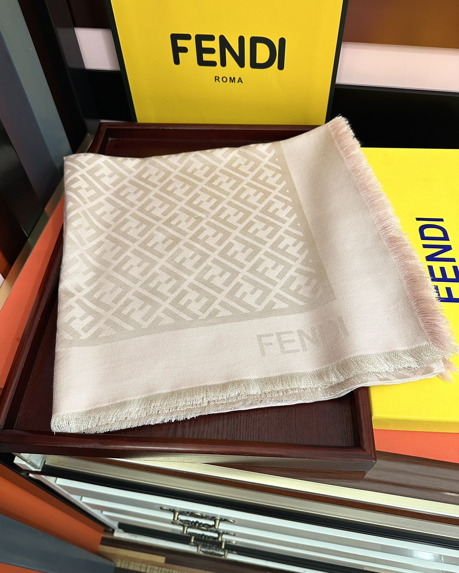 。新款 芬迪 ZG同步2025最新款 重磅推荐F字母标志，太美了[得意]，永不过时，好货不怕晚，经典款F