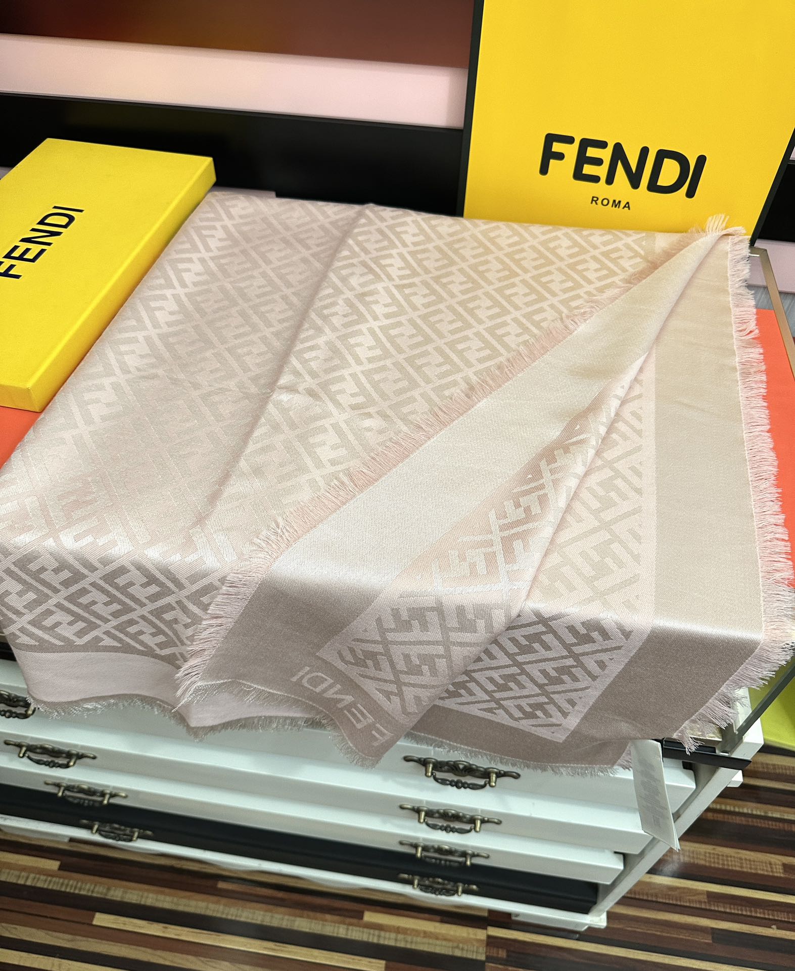 。新款 芬迪 ZG同步2025最新款 重磅推荐F字母标志，太美了[得意]，永不过时，好货不怕晚，经典款F