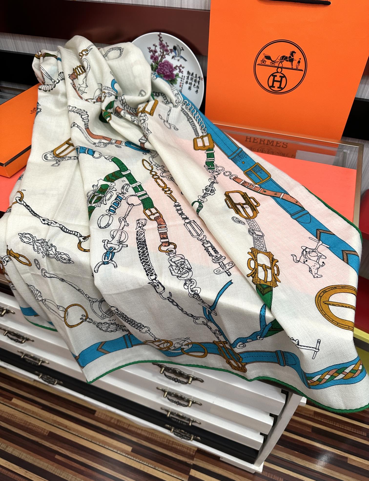 上新❤️2025 爱马士【双面同色】ZG同步最新款 买了都说好看顶级工艺超值[嘴唇]专柜爆款🎁🎁羊绒方巾