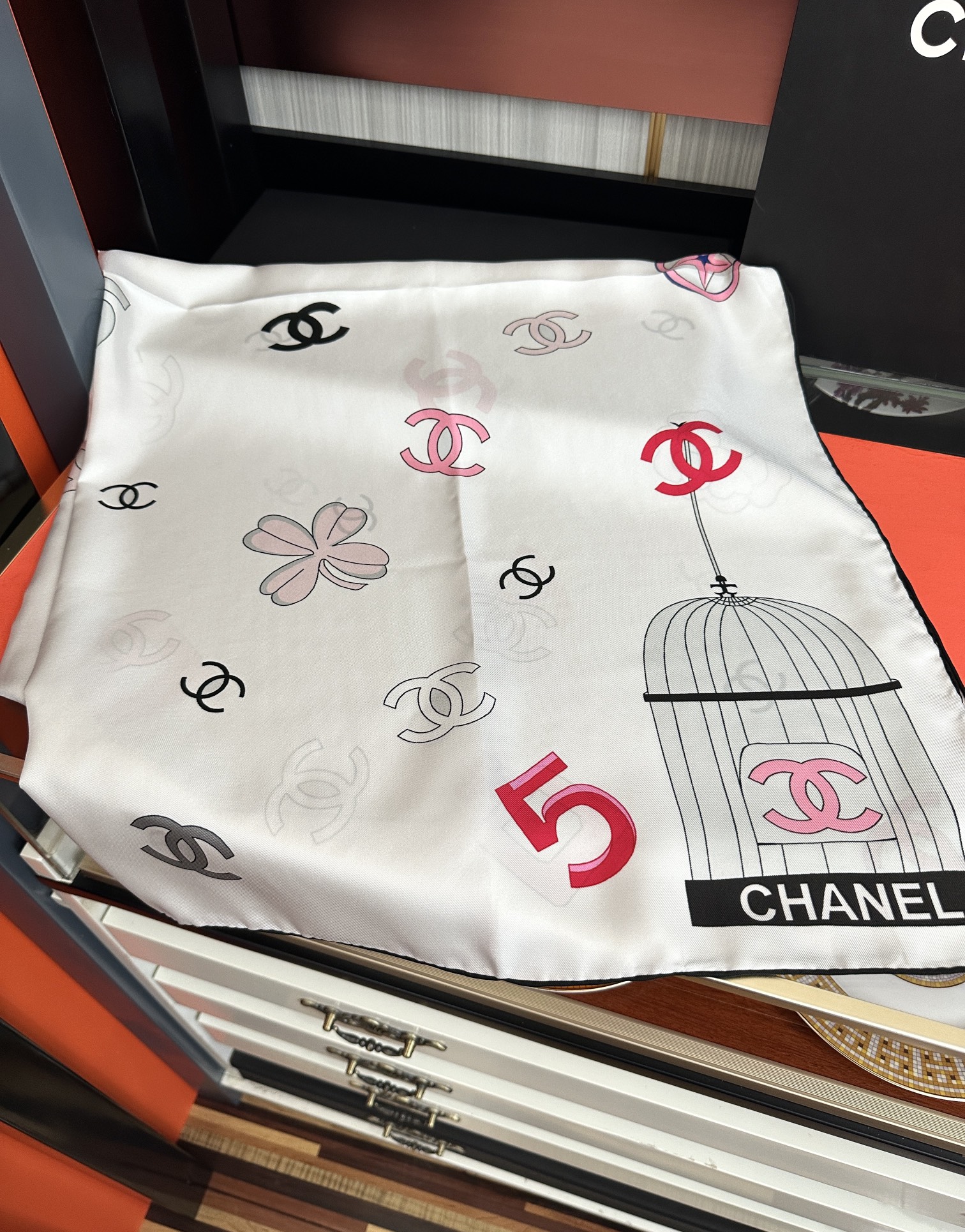 🔥香奈儿《字母鸟笼丝巾》[得意]经典配色[庆祝]融合品牌标识与艺术化鸟笼元素[玫瑰]低调中透露出高级感[