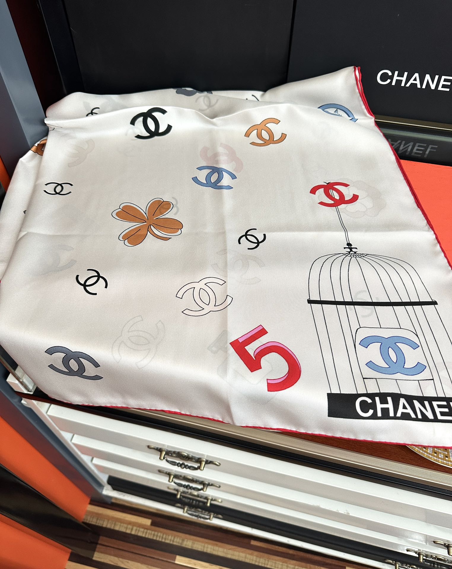 🔥香奈儿《字母鸟笼丝巾》[得意]经典配色[庆祝]融合品牌标识与艺术化鸟笼元素[玫瑰]低调中透露出高级感[