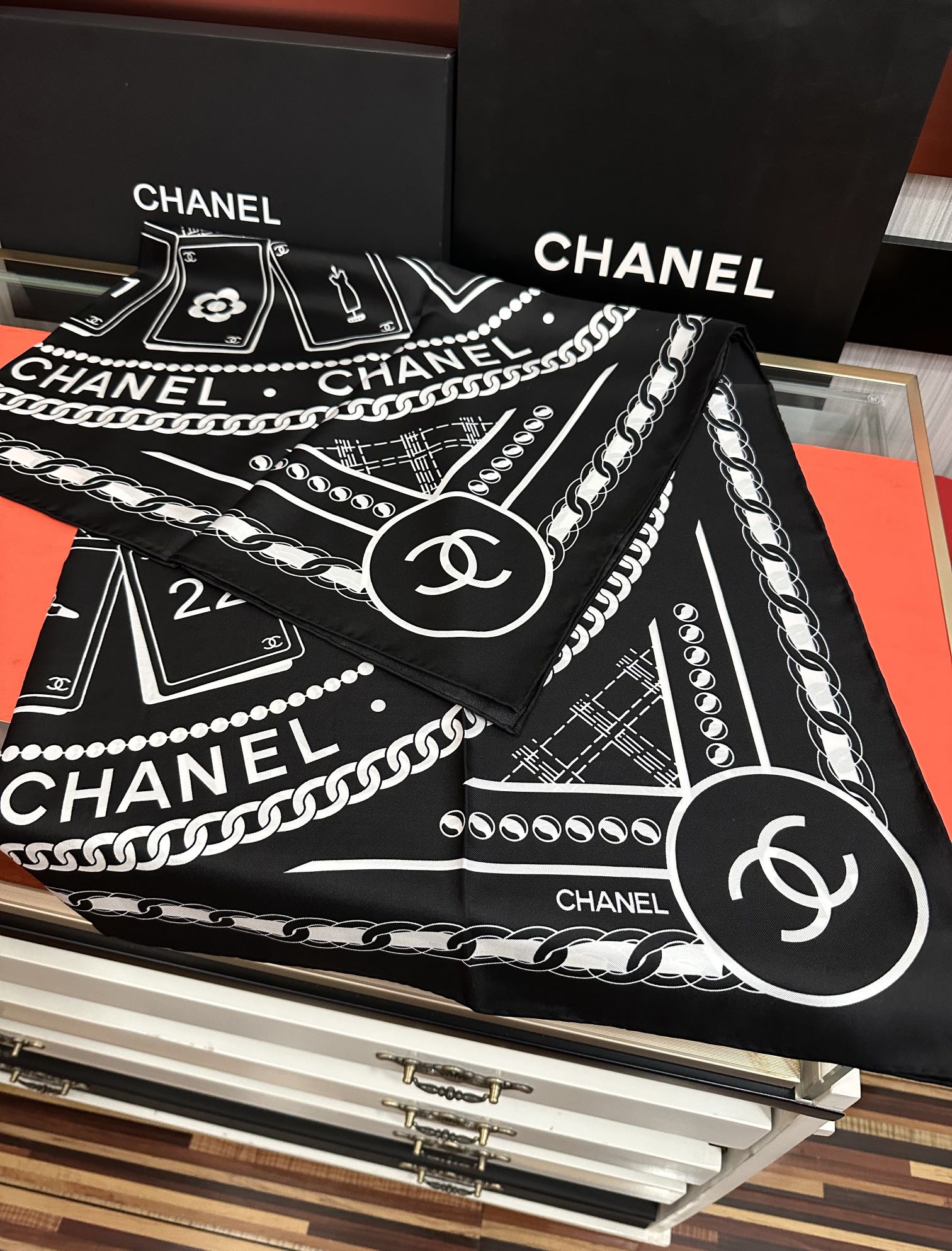 🔥高品质 香奈儿 【香水扑克牌系列】👍香奶奶永远都是比较经典[發]一条印有瓶子交织图案巧妙搭配[得意]简