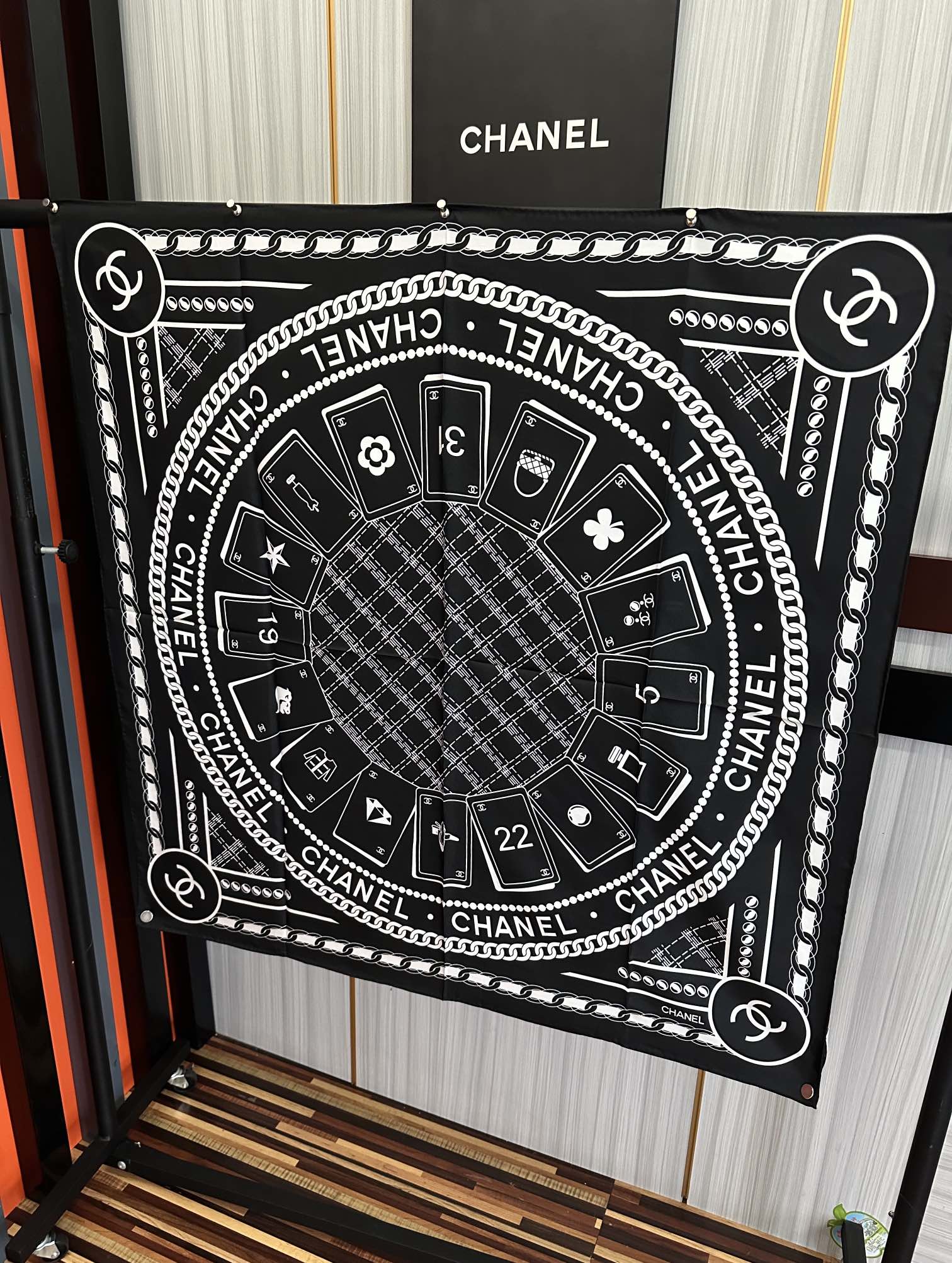 🔥高品质 香奈儿 【香水扑克牌系列】👍香奶奶永远都是比较经典[發]一条印有瓶子交织图案巧妙搭配[得意]简