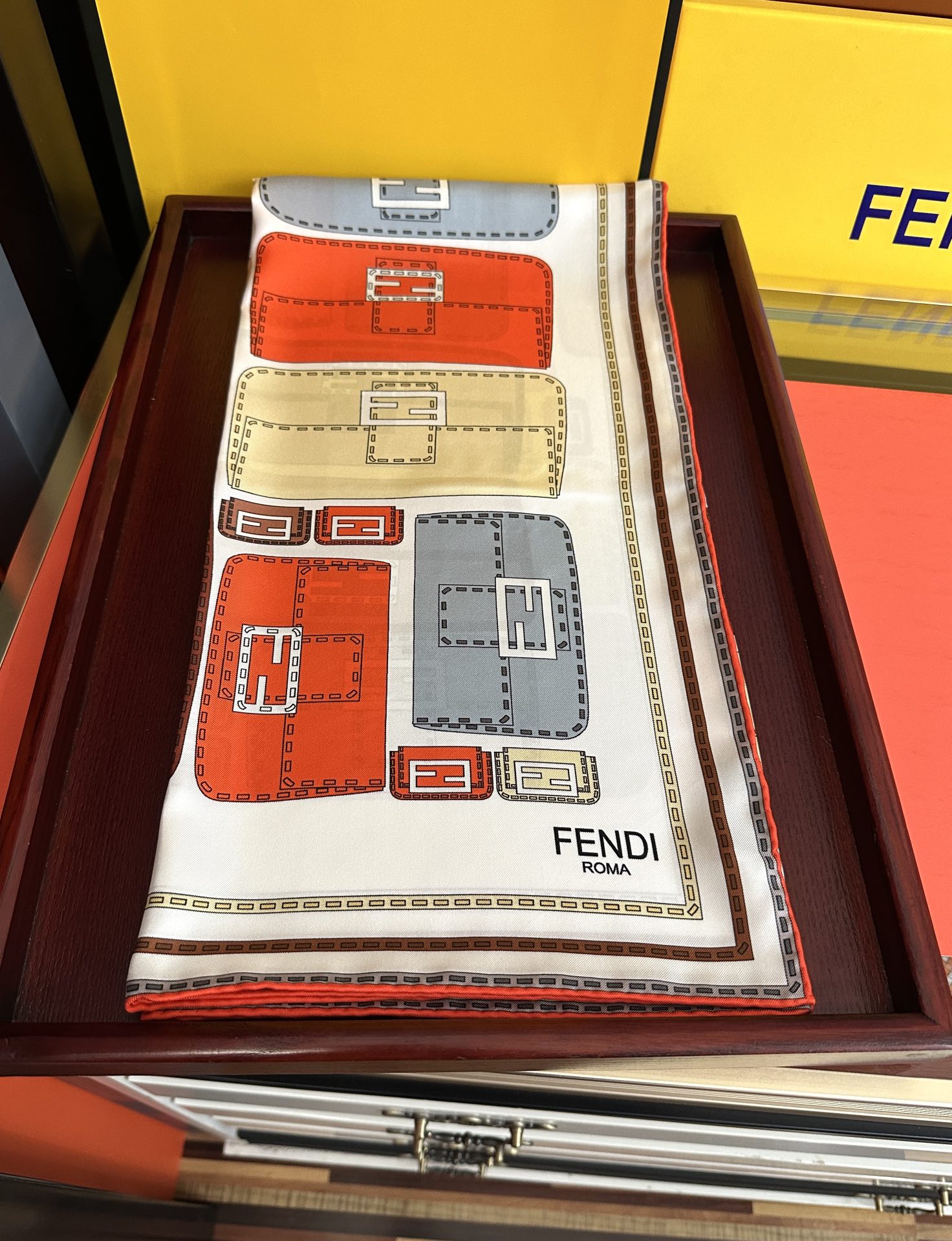 🔥高版本FENDI[庆祝]2025本年度最好看的丝巾没有之一了👍满身印有不同尺寸的米色和棕色标志性F B