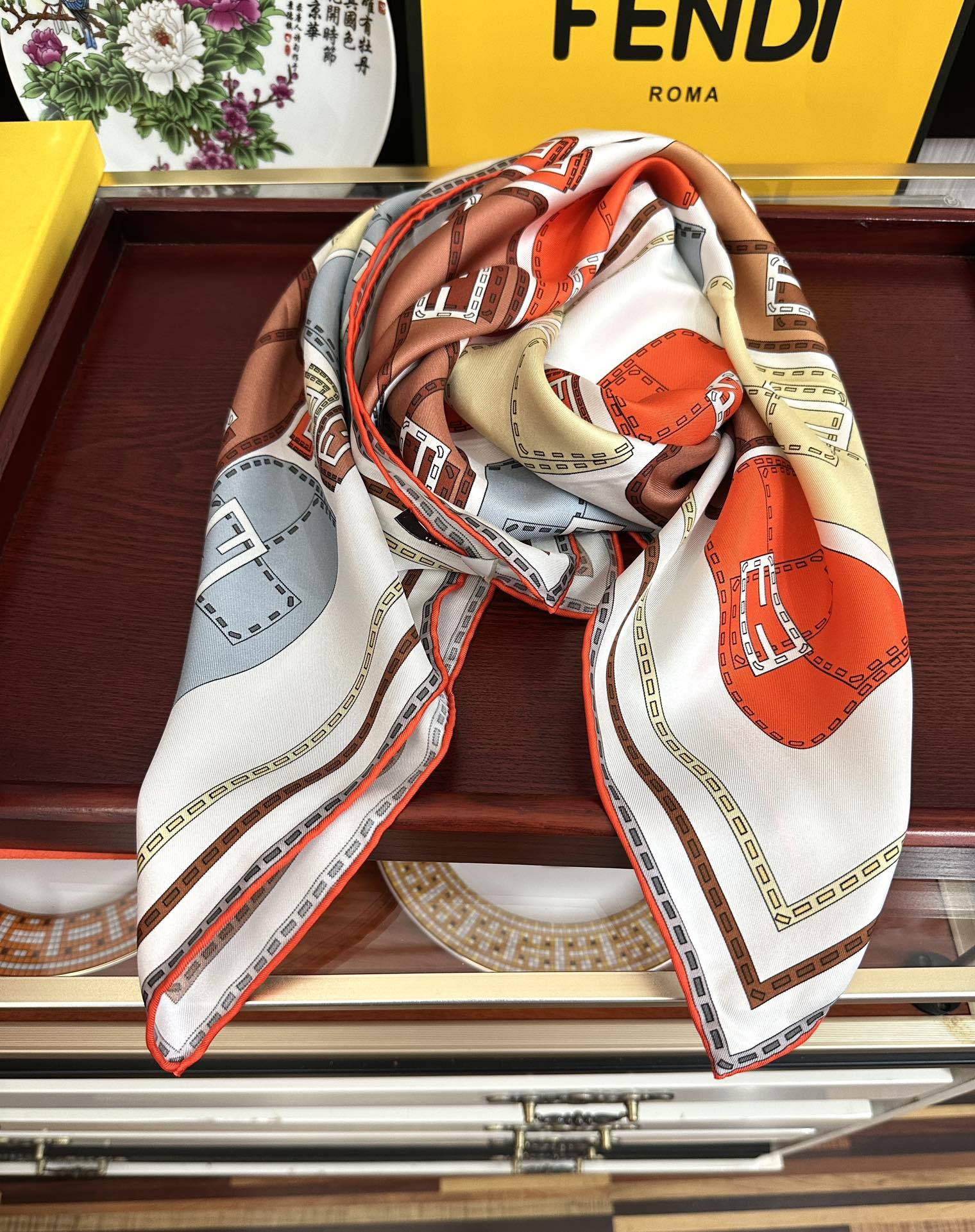 🔥高版本FENDI[庆祝]2025本年度最好看的丝巾没有之一了👍满身印有不同尺寸的米色和棕色标志性F B
