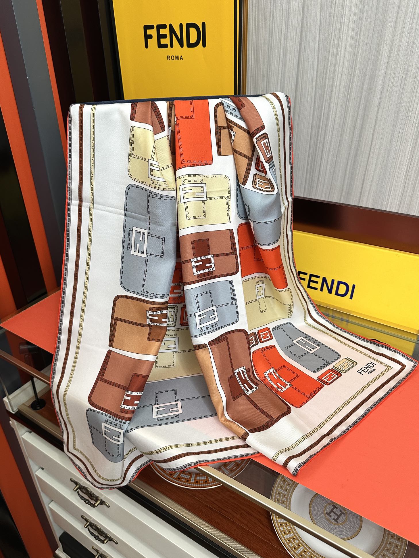 🔥高版本FENDI[庆祝]2025本年度最好看的丝巾没有之一了👍满身印有不同尺寸的米色和棕色标志性F B