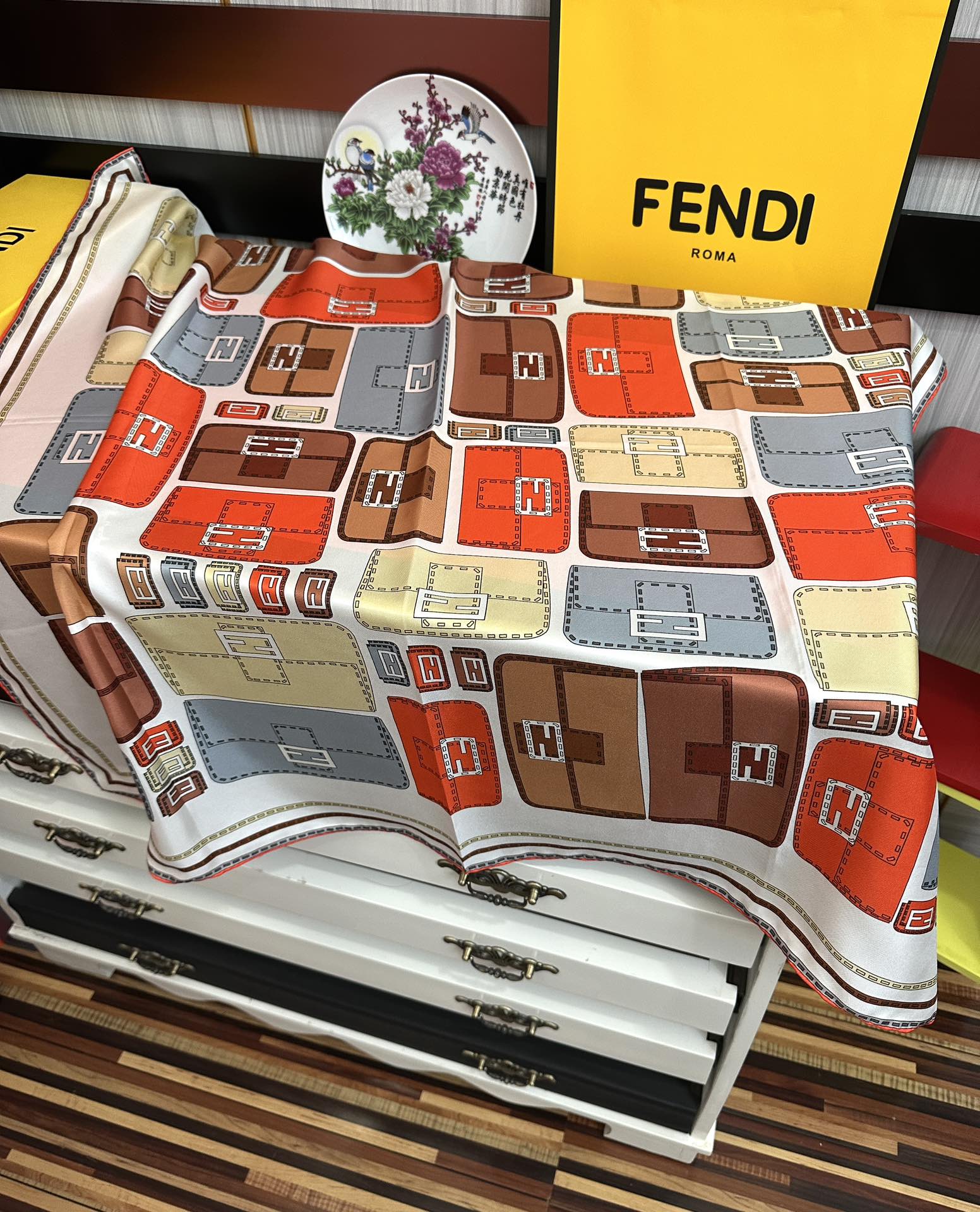 🔥高版本FENDI[庆祝]2025本年度最好看的丝巾没有之一了👍满身印有不同尺寸的米色和棕色标志性F B