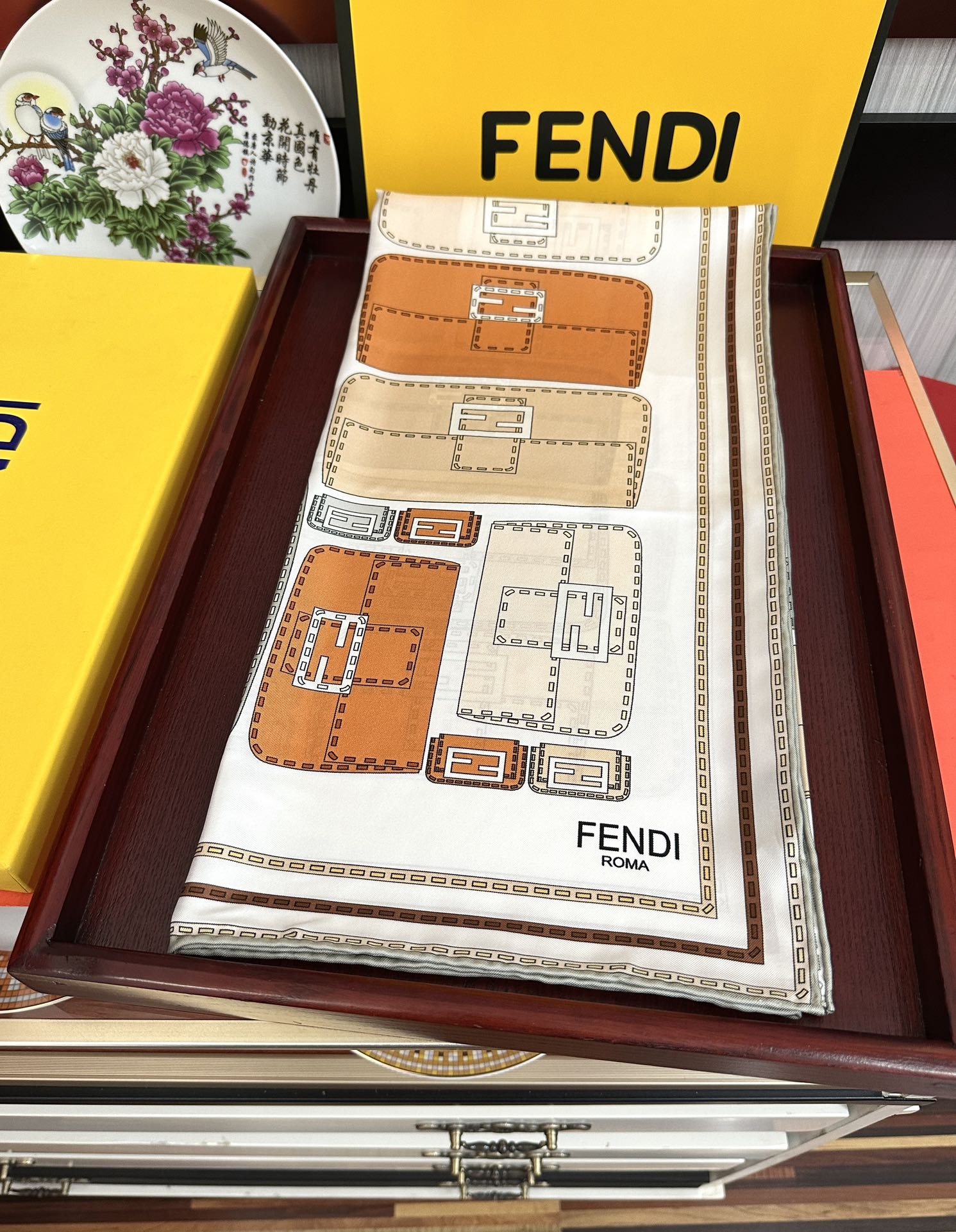 🔥高版本FENDI[庆祝]2025本年度最好看的丝巾没有之一了👍满身印有不同尺寸的米色和棕色标志性F B