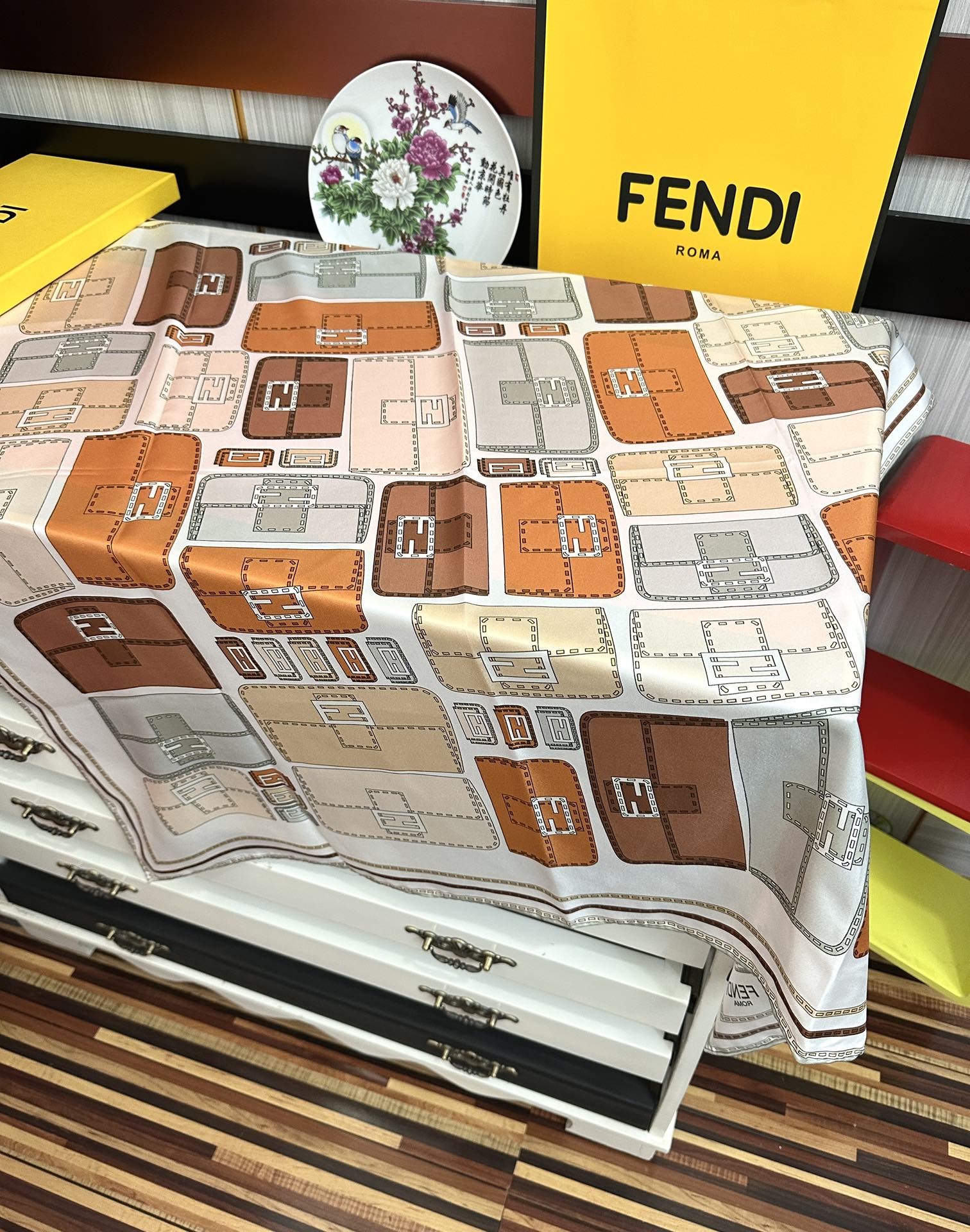 🔥高版本FENDI[庆祝]2025本年度最好看的丝巾没有之一了👍满身印有不同尺寸的米色和棕色标志性F B