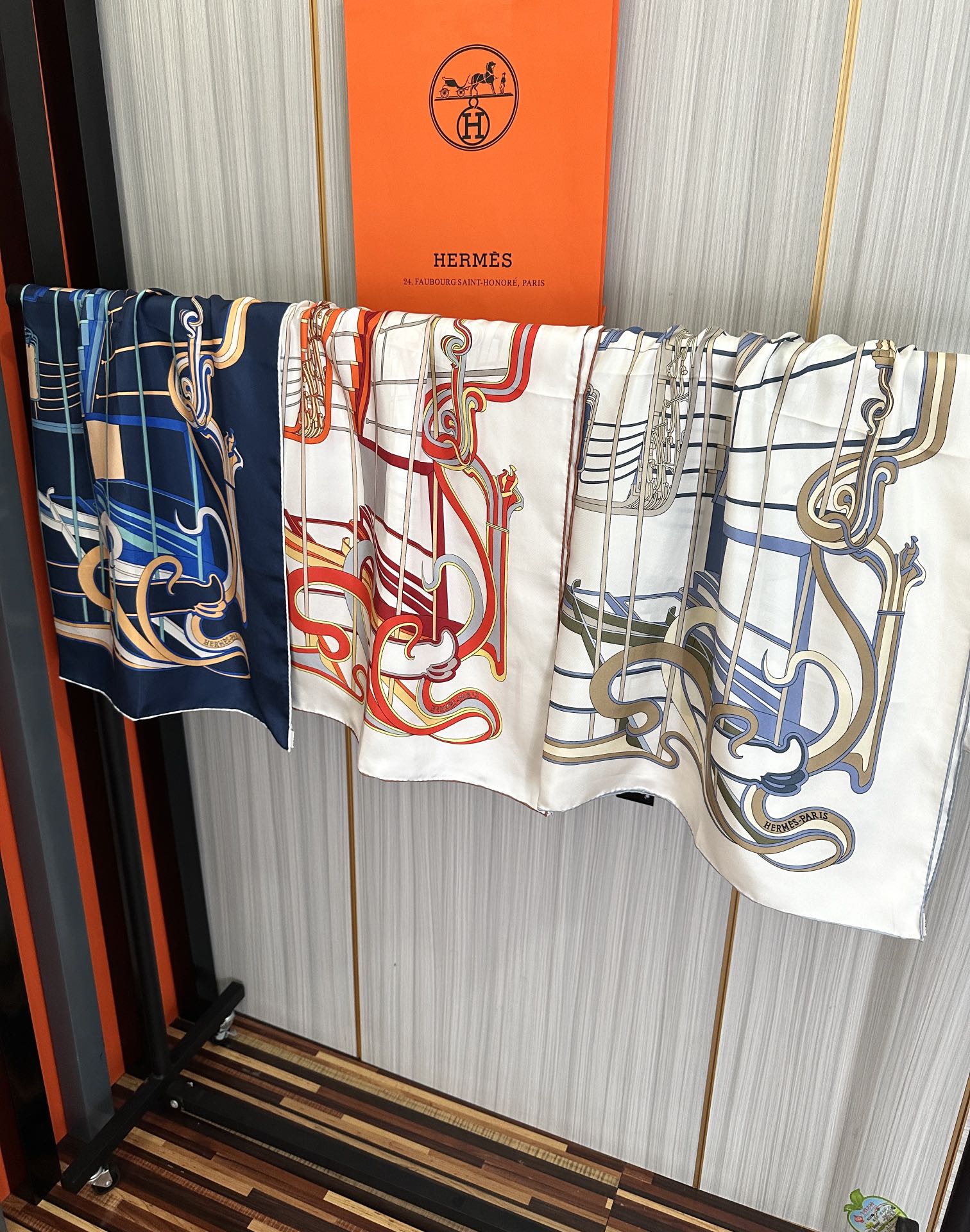 🔥新款爱马仕 【马鞭起舞线条版】90方巾 创作渊源在比利时的圣吉尔区[嘴唇]建筑师维克多•霍塔 Hort