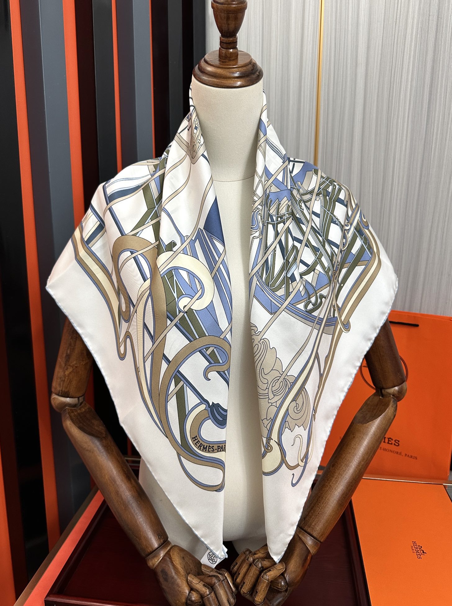 🔥新款爱马仕 【马鞭起舞线条版】90方巾 创作渊源在比利时的圣吉尔区[嘴唇]建筑师维克多•霍塔 Hort