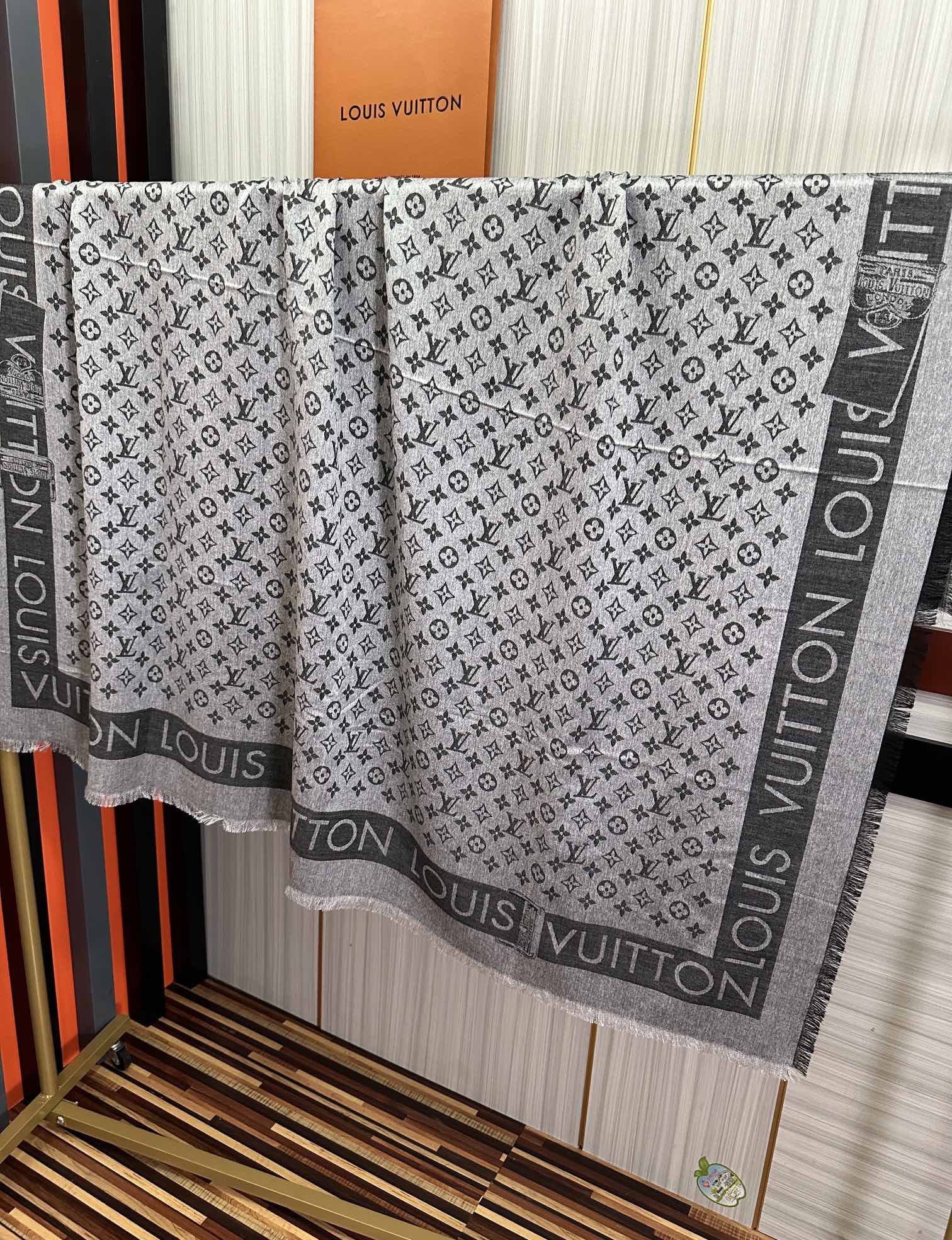 🔥最新款LV重磅推荐太美了[得意]，永不过时，好货不怕晚，经典款L家人手必备一条最最经典款💪🏻💪🏻采用暗