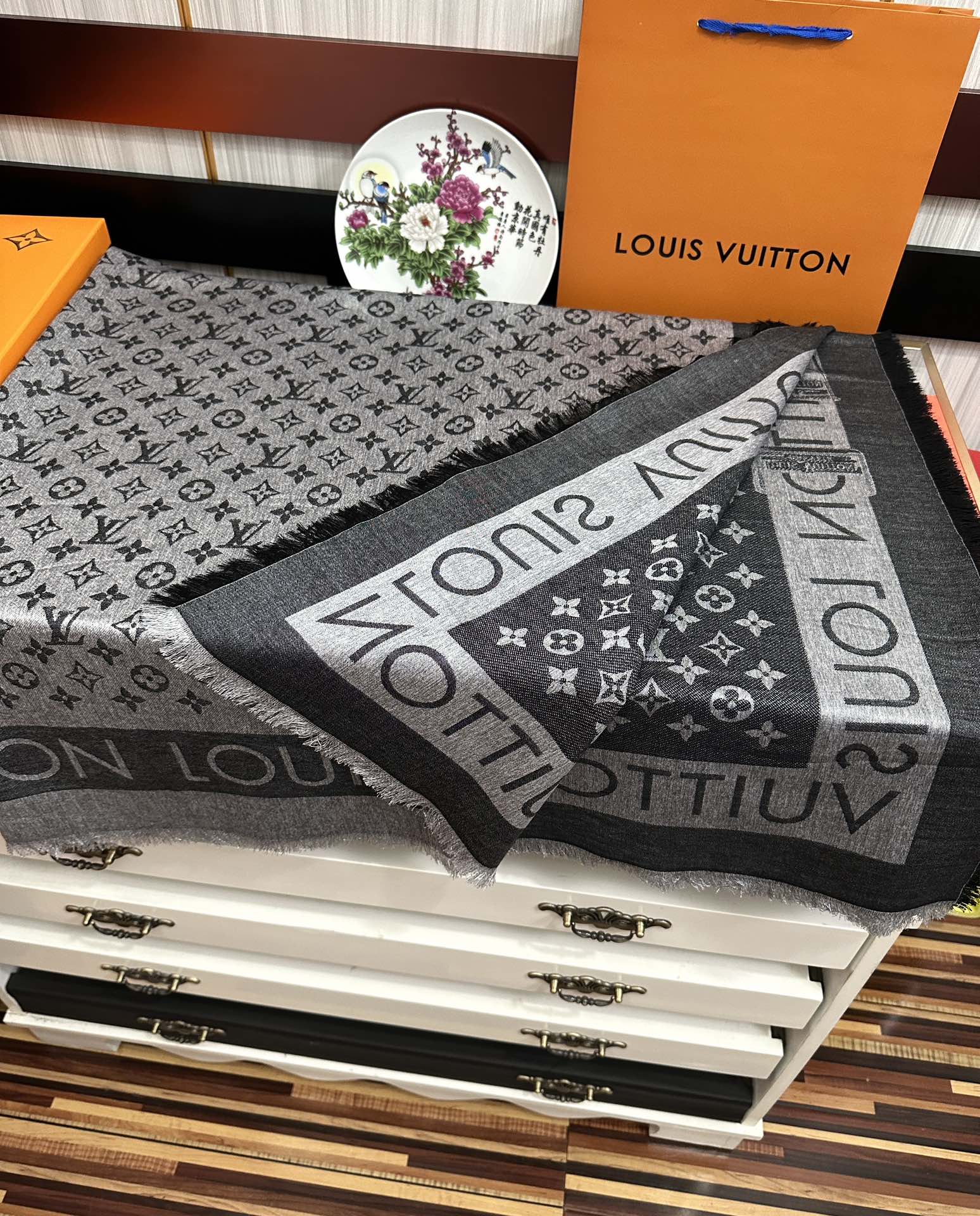 🔥最新款LV重磅推荐太美了[得意]，永不过时，好货不怕晚，经典款L家人手必备一条最最经典款💪🏻💪🏻采用暗