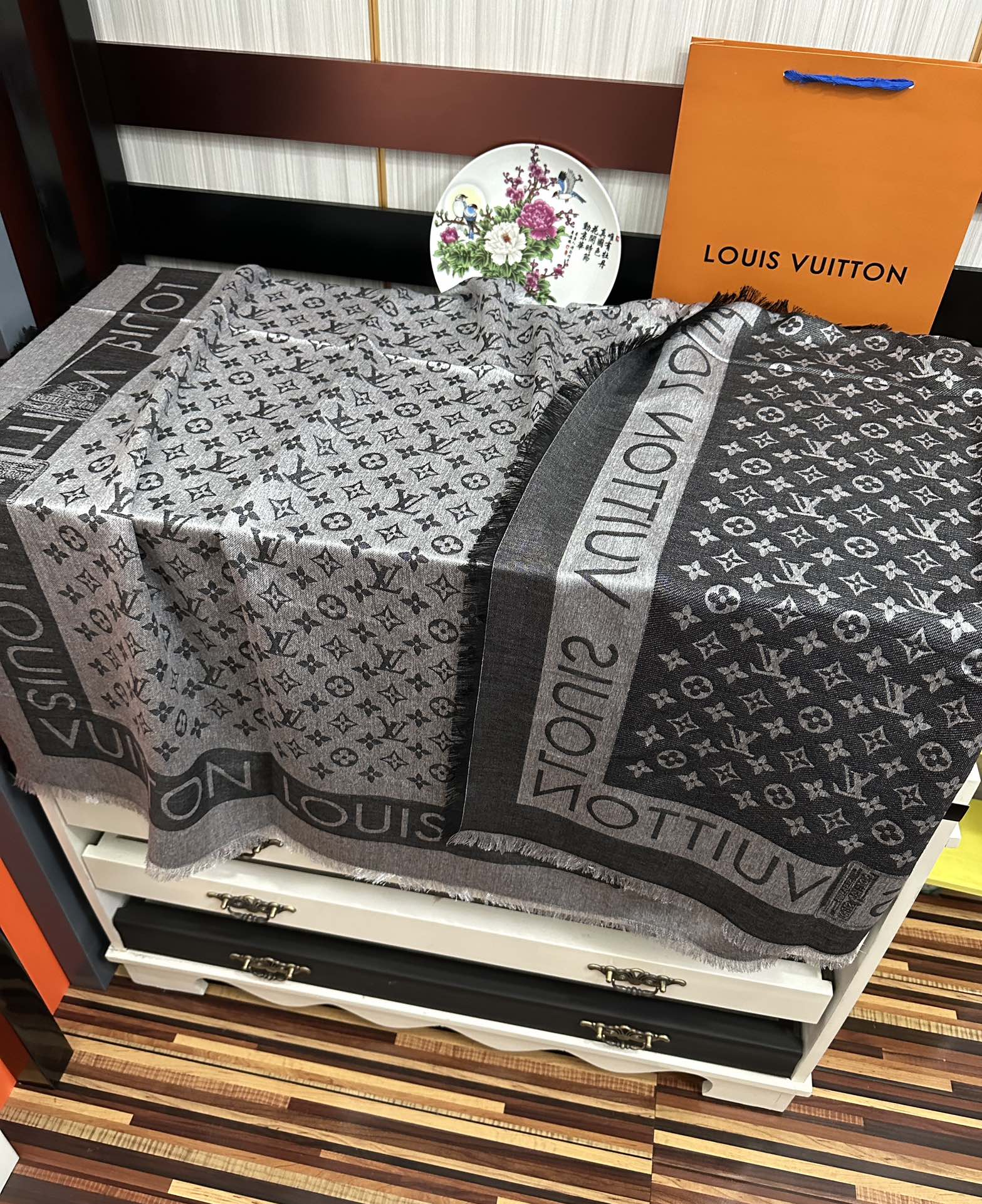 🔥最新款LV重磅推荐太美了[得意]，永不过时，好货不怕晚，经典款L家人手必备一条最最经典款💪🏻💪🏻采用暗