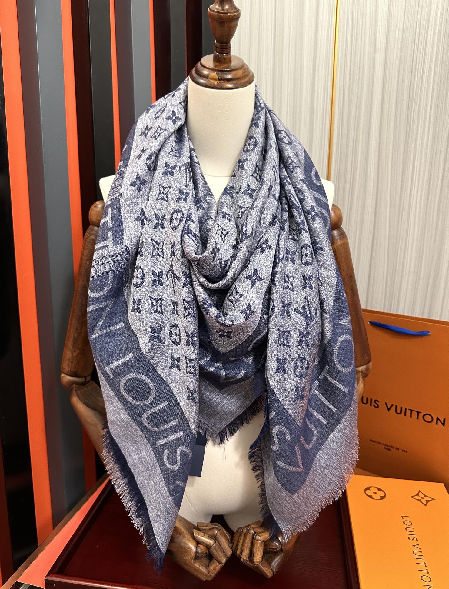 🔥最新款LV重磅推荐太美了[得意]，永不过时，好货不怕晚，经典款L家人手必备一条最最经典款💪🏻💪🏻采用暗