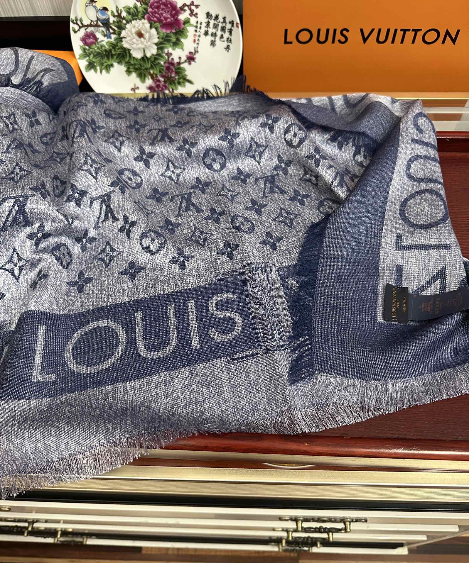 🔥最新款LV重磅推荐太美了[得意]，永不过时，好货不怕晚，经典款L家人手必备一条最最经典款💪🏻💪🏻采用暗