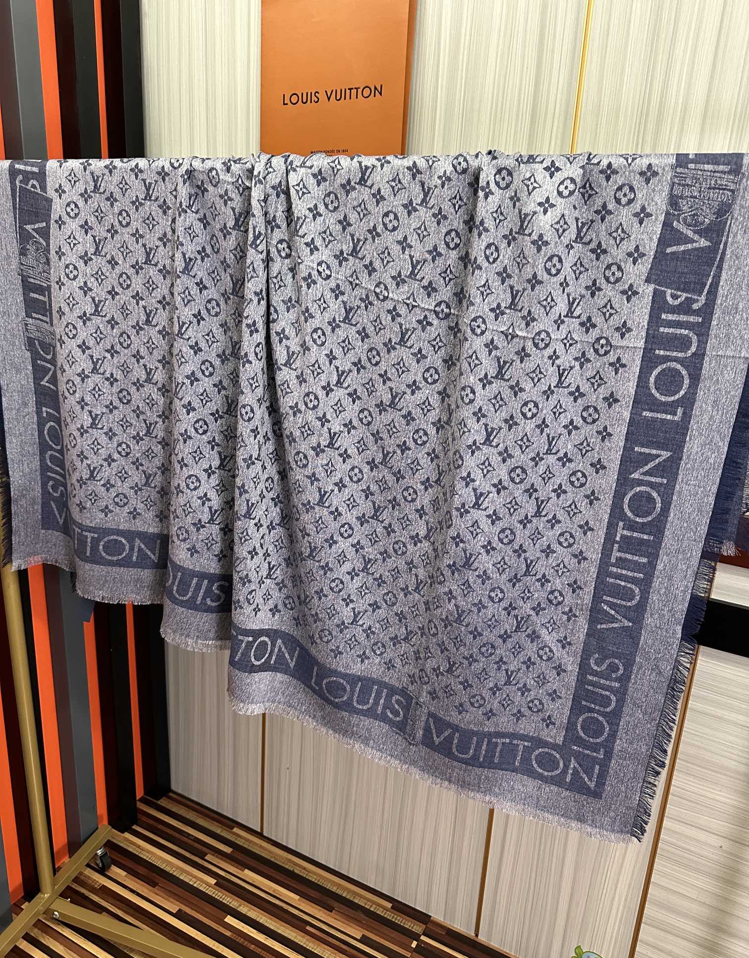 🔥最新款LV重磅推荐太美了[得意]，永不过时，好货不怕晚，经典款L家人手必备一条最最经典款💪🏻💪🏻采用暗