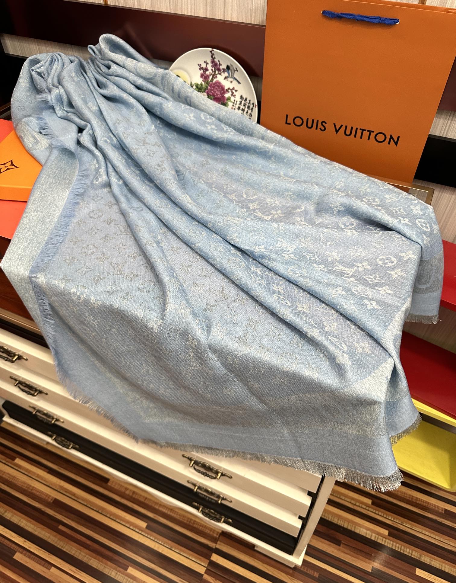 🔥最新款LV重磅推荐太美了[得意]，永不过时，好货不怕晚，经典款L家人手必备一条最最经典款💪🏻💪🏻采用暗