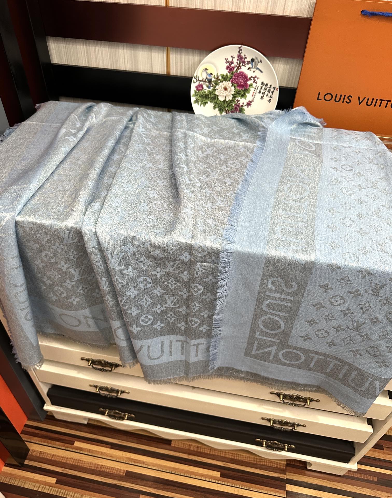 🔥最新款LV重磅推荐太美了[得意]，永不过时，好货不怕晚，经典款L家人手必备一条最最经典款💪🏻💪🏻采用暗