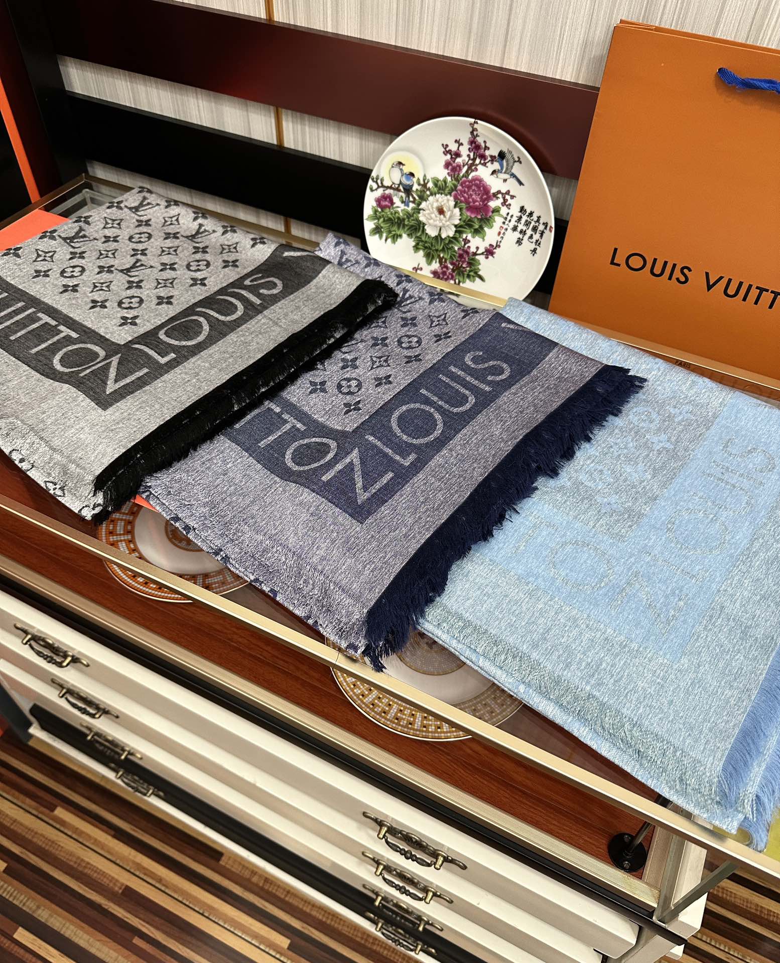 🔥最新款LV重磅推荐太美了[得意]，永不过时，好货不怕晚，经典款L家人手必备一条最最经典款💪🏻💪🏻采用暗