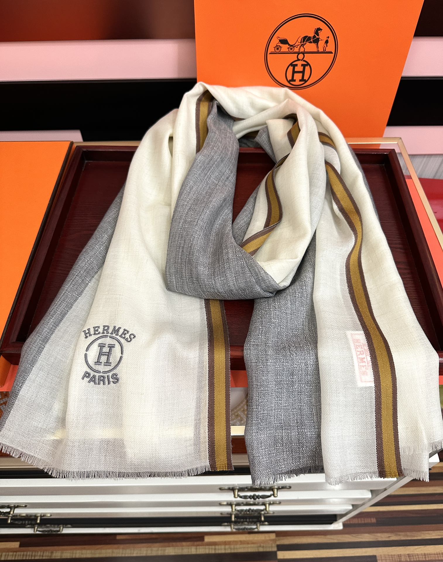 新款🔥爱马士🧣太美了[庆祝]万众瞩目经典版到货🎆最优质的年轻设计师推出的最新概念👓搭配调色纱染再色织🎉交