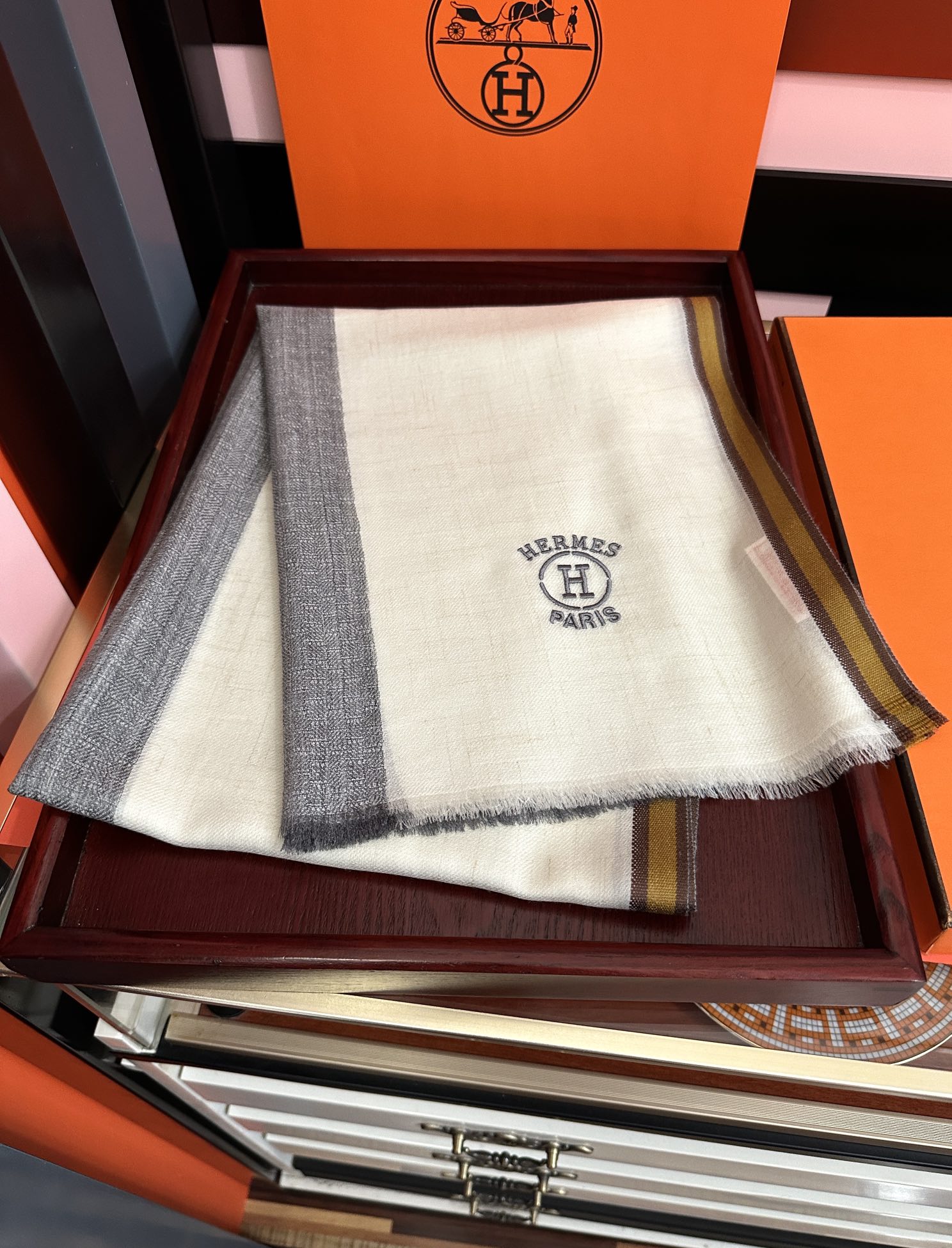 新款🔥爱马士🧣太美了[庆祝]万众瞩目经典版到货🎆最优质的年轻设计师推出的最新概念👓搭配调色纱染再色织🎉交