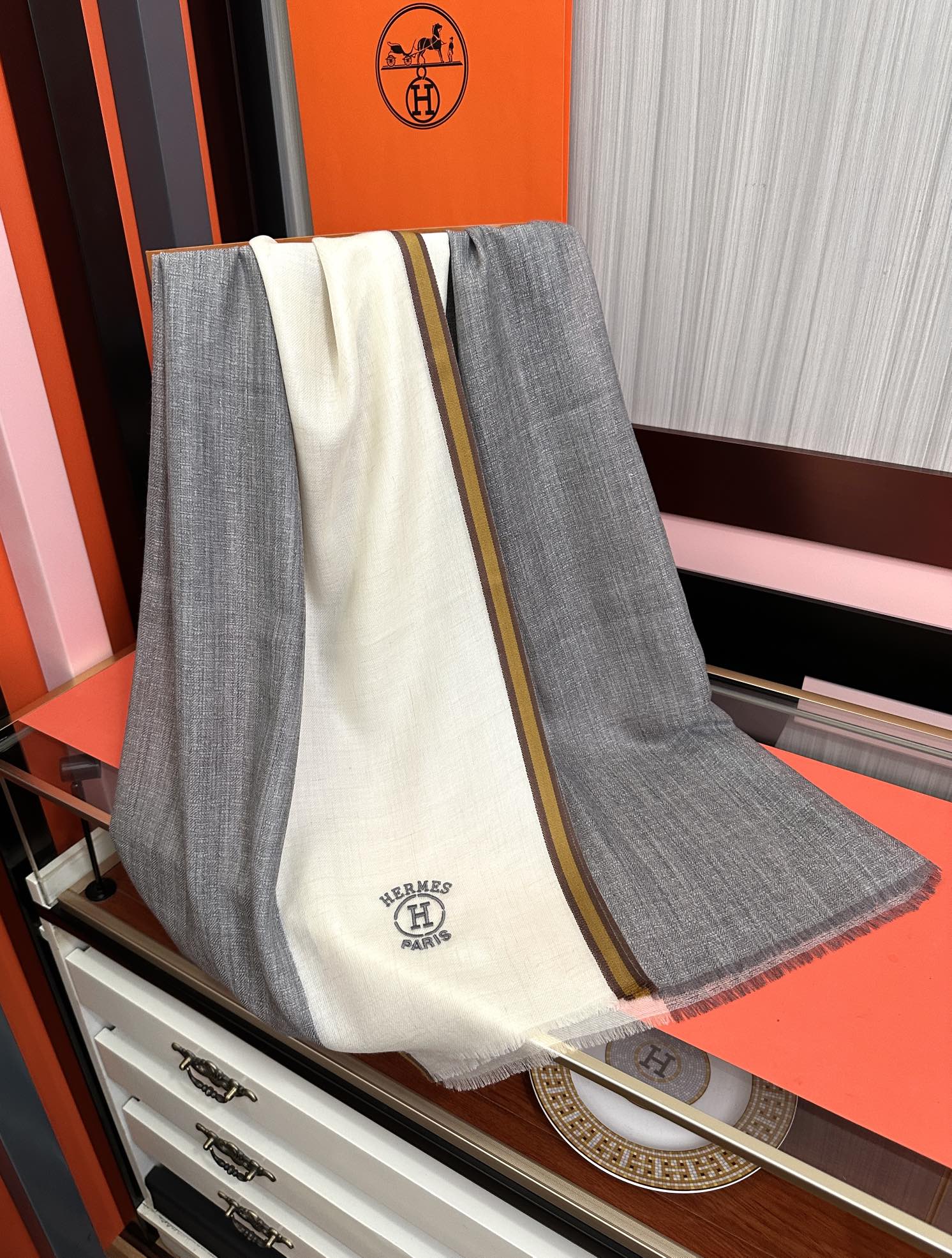 新款🔥爱马士🧣太美了[庆祝]万众瞩目经典版到货🎆最优质的年轻设计师推出的最新概念👓搭配调色纱染再色织🎉交