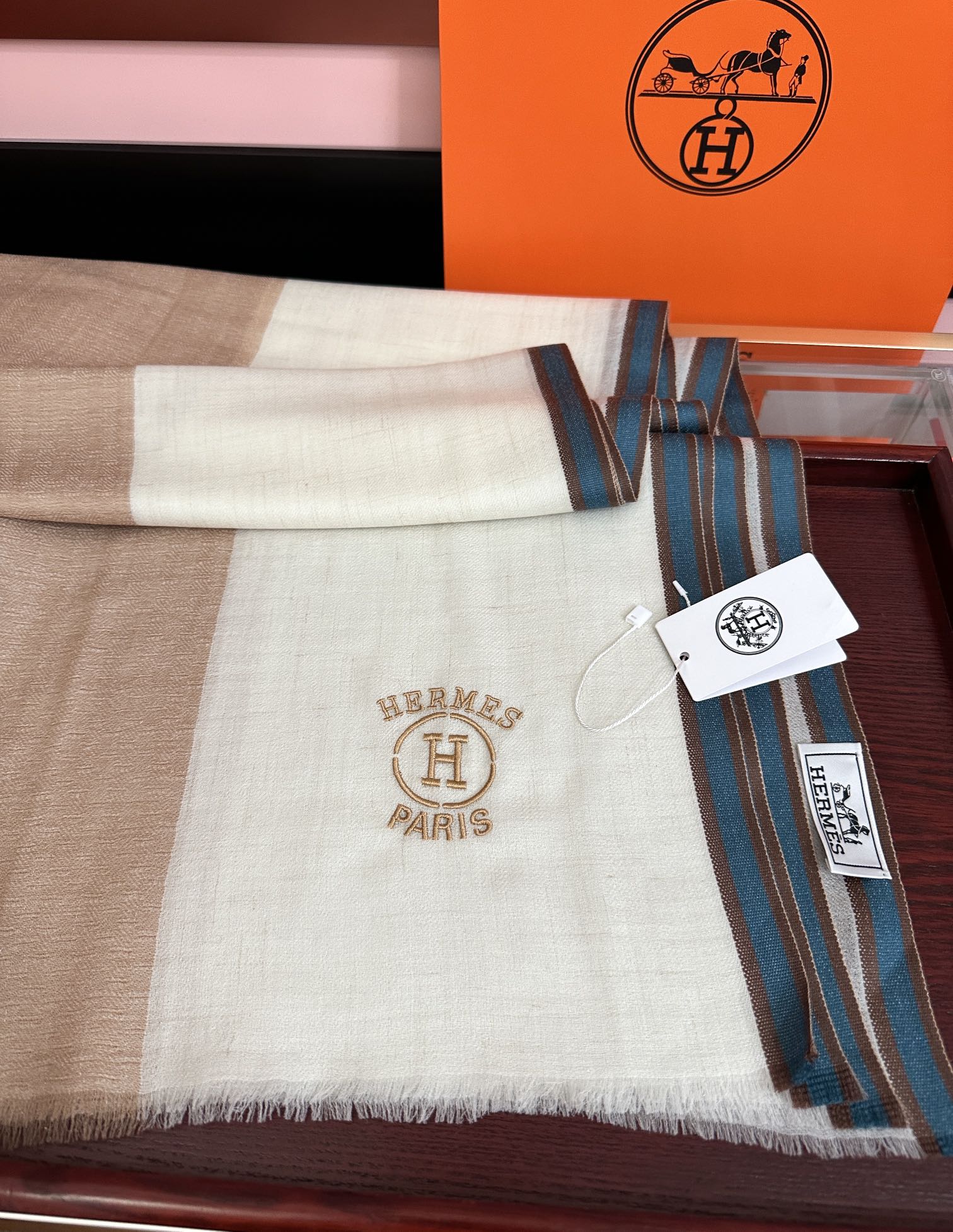 新款🔥爱马士🧣太美了[庆祝]万众瞩目经典版到货🎆最优质的年轻设计师推出的最新概念👓搭配调色纱染再色织🎉交