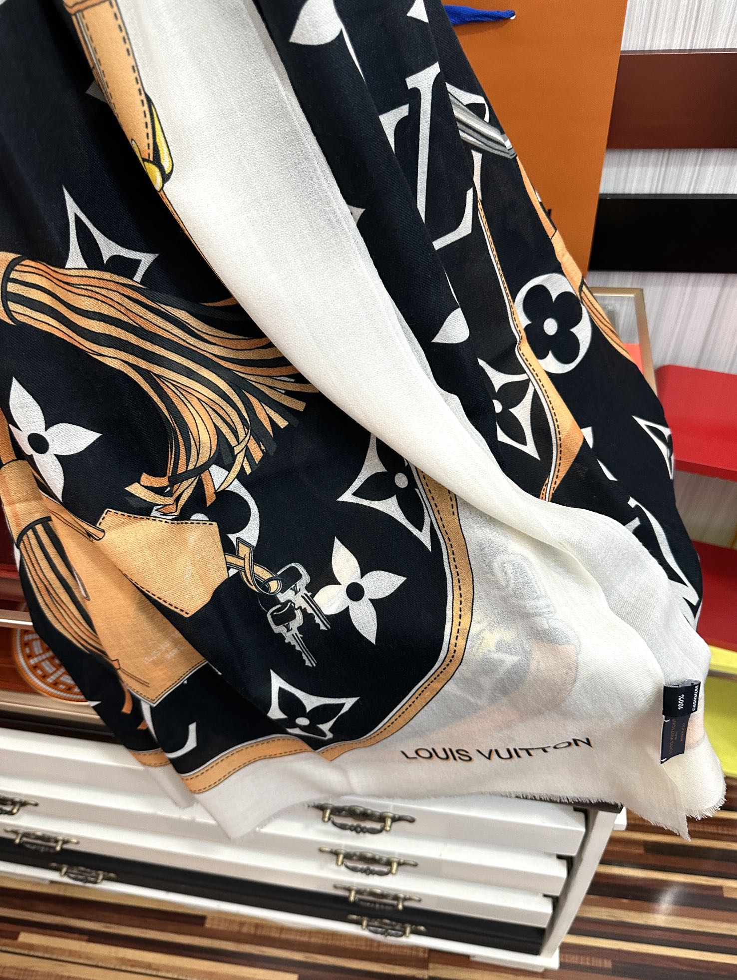 上新L V 2025 最新款‼️顶级设计太美了，真心赞👍【戒指绒长巾】😘💍实物真心美 🎀披肩配以印花💓💃