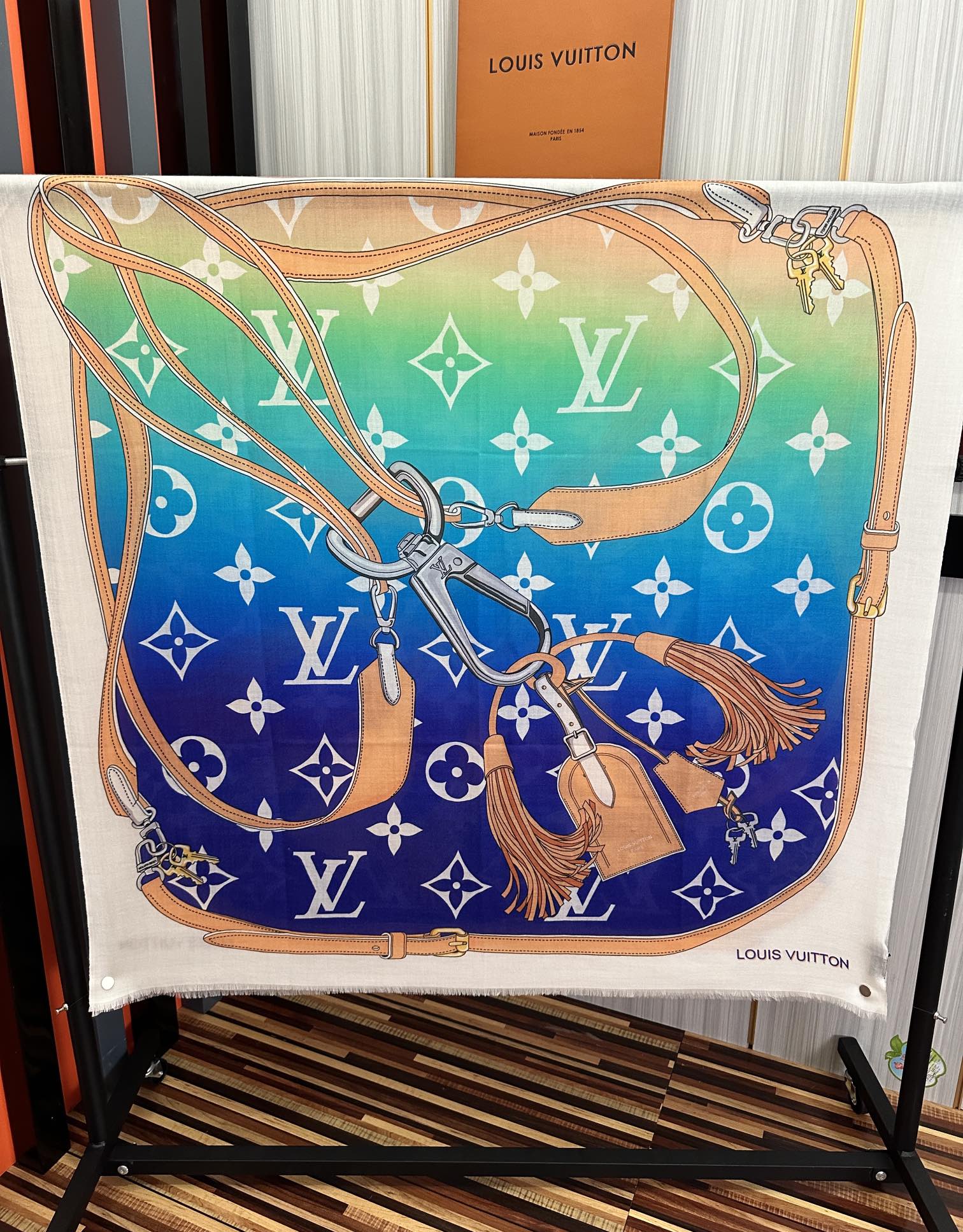 上新L V 2025 最新款‼️顶级设计太美了，真心赞👍【戒指绒长巾】😘💍实物真心美 🎀披肩配以印花💓💃