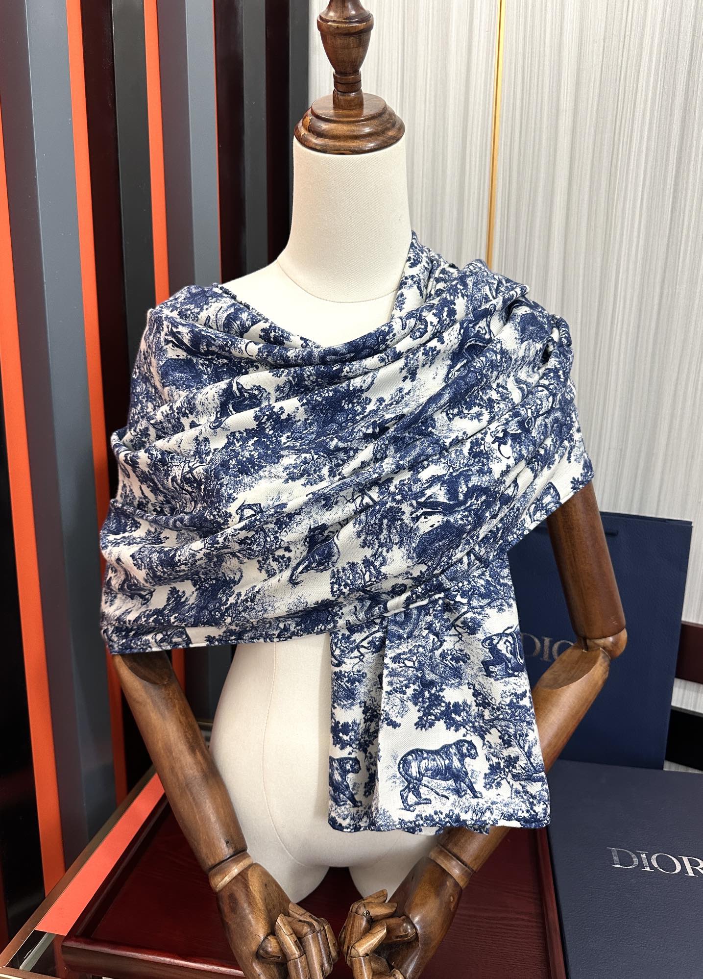 新款 2025迪奥🔥双面同色【动物丛林】最流行的花型 太美了[吃瓜]下手一定要快[嘴唇]四季都可以用[勾