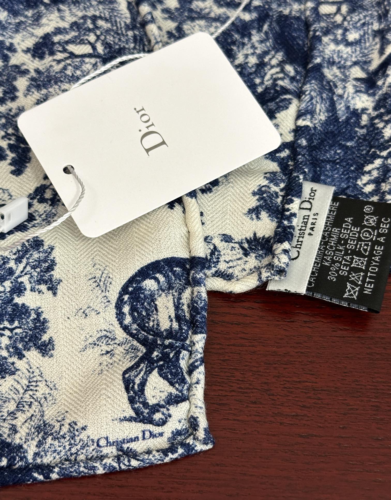 新款 2025迪奥🔥双面同色【动物丛林】最流行的花型 太美了[吃瓜]下手一定要快[嘴唇]四季都可以用[勾