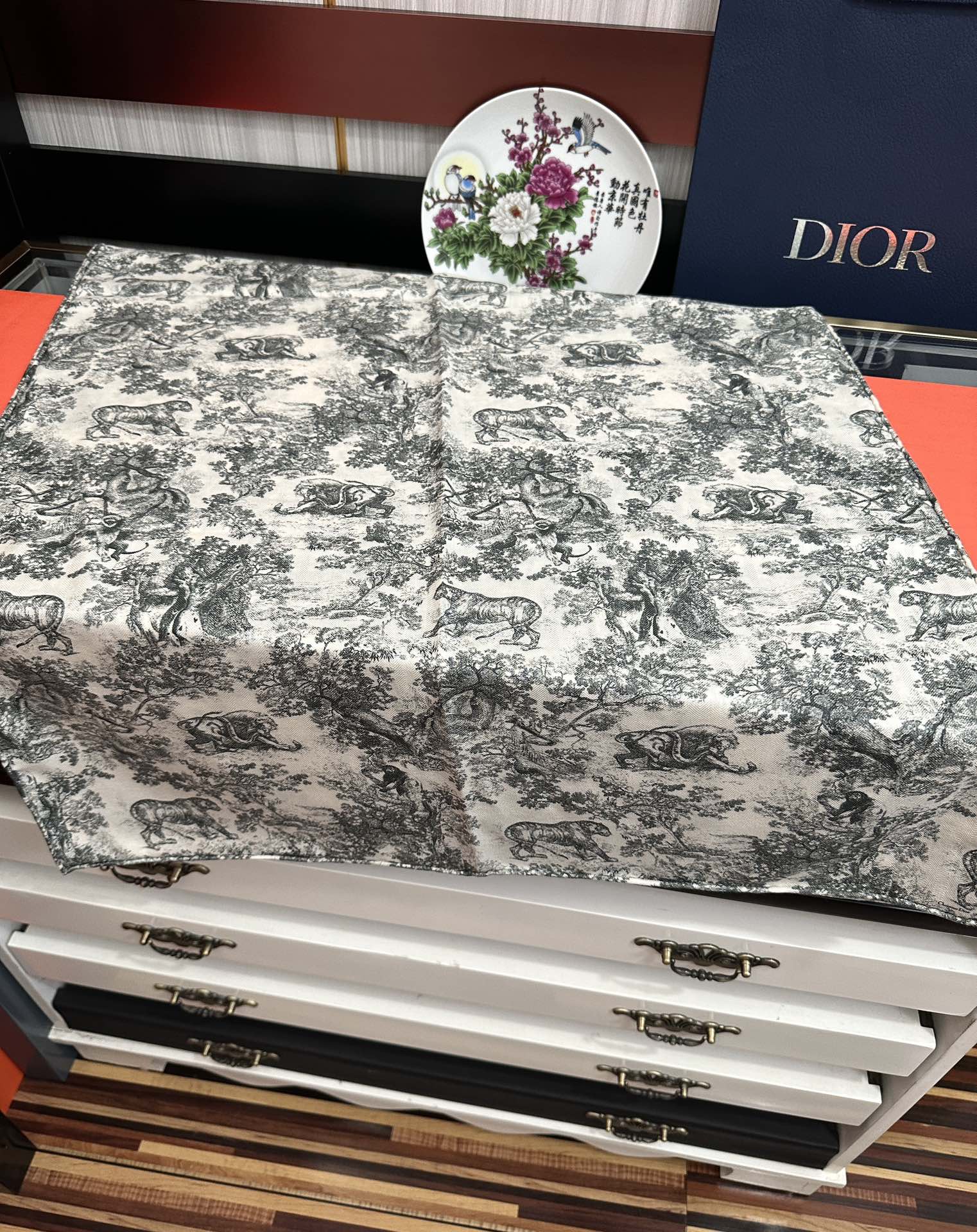 新款 2025迪奥🔥双面同色【动物丛林】最流行的花型 太美了[吃瓜]下手一定要快[嘴唇]四季都可以用[勾