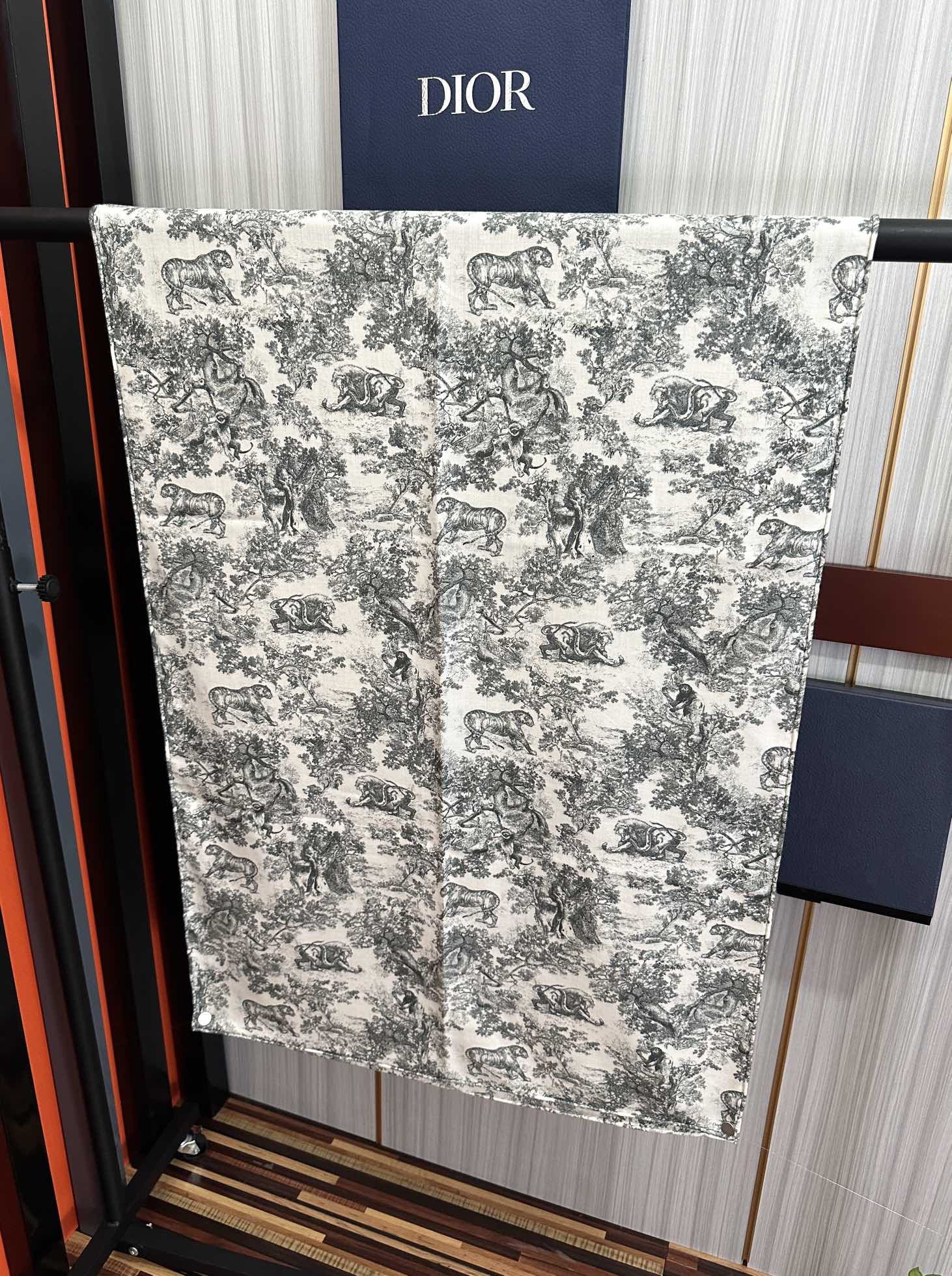 新款 2025迪奥🔥双面同色【动物丛林】最流行的花型 太美了[吃瓜]下手一定要快[嘴唇]四季都可以用[勾