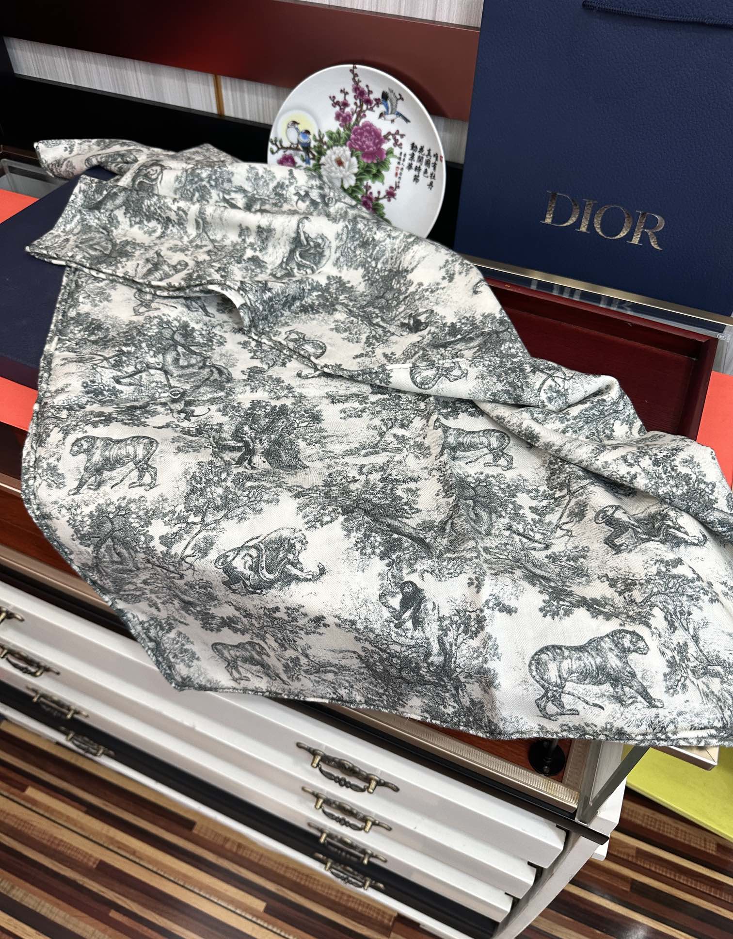 新款 2025迪奥🔥双面同色【动物丛林】最流行的花型 太美了[吃瓜]下手一定要快[嘴唇]四季都可以用[勾